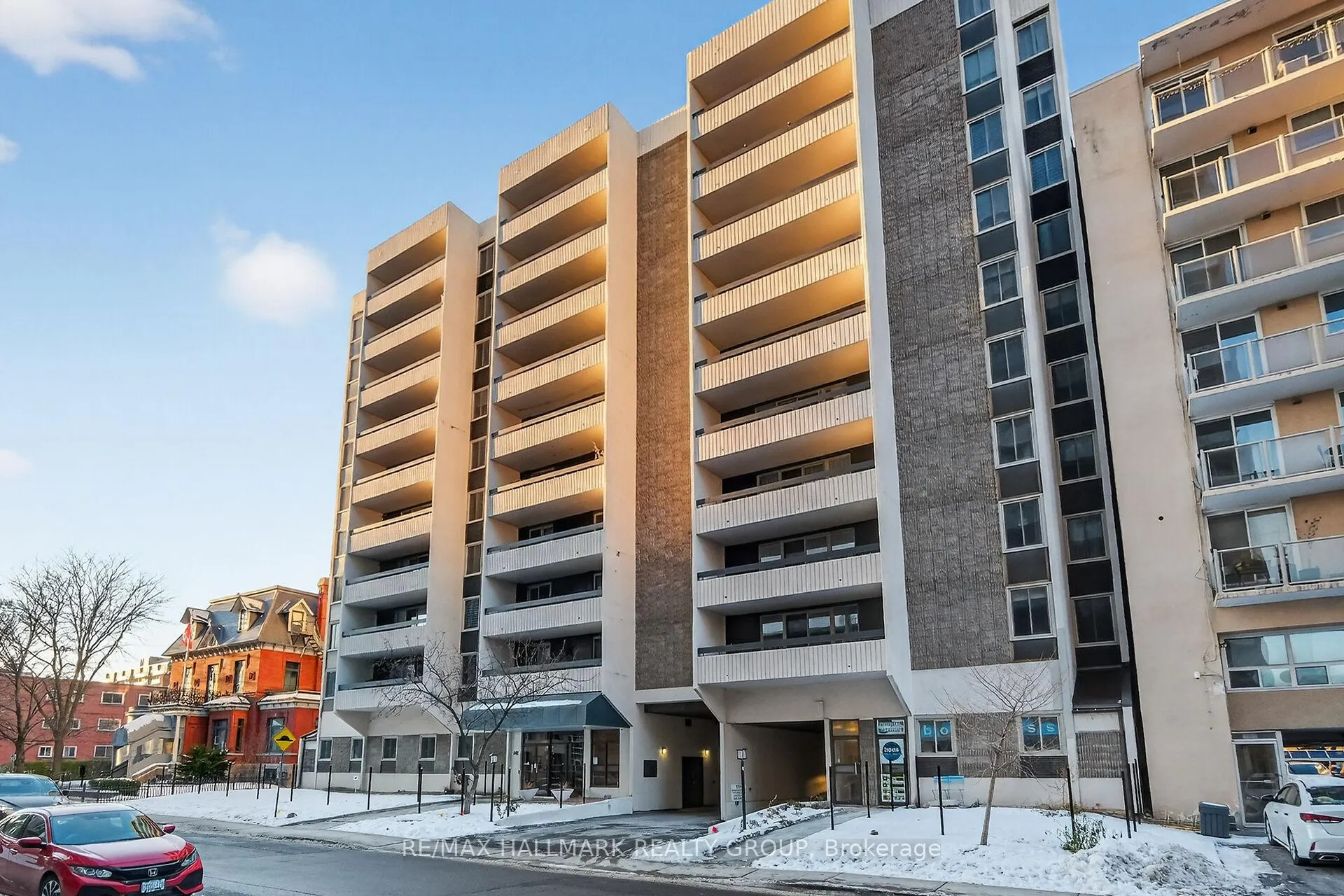 Front of Unit 705, 141 Somerset Street W