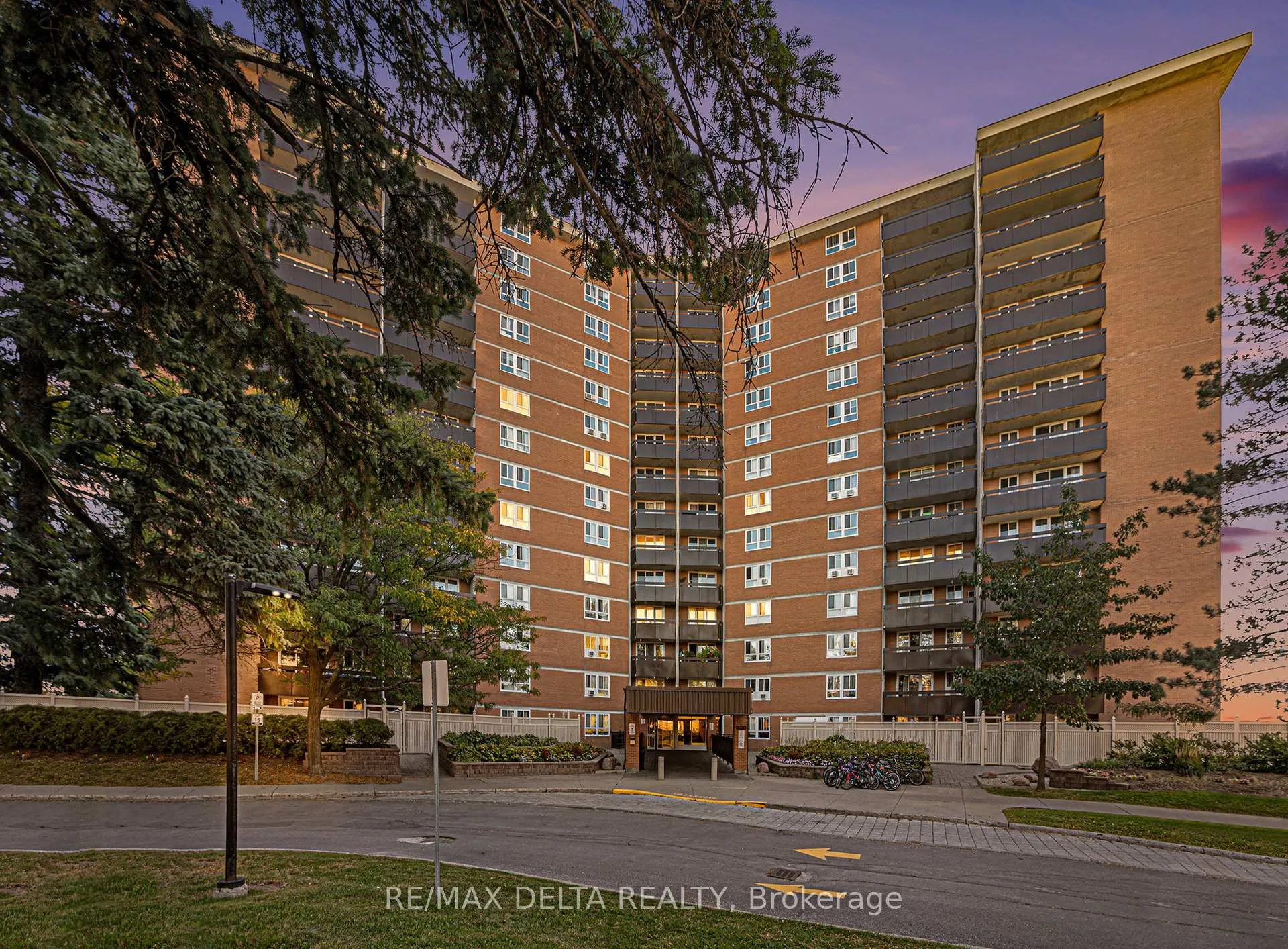 Front of Unit 513, 2020 Jasmine Crescent