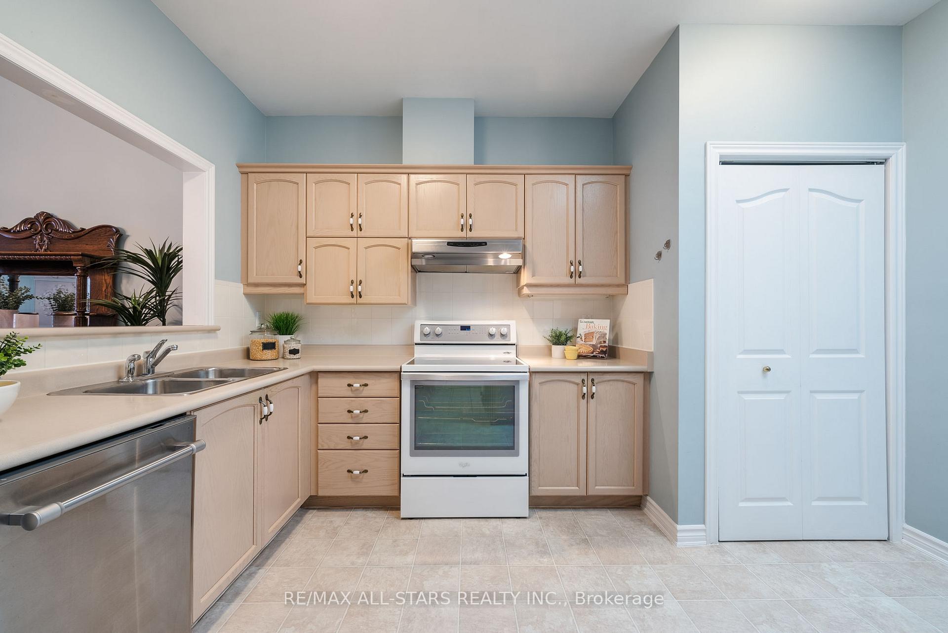 Photo 9 of 19 Christina Falls Way, Markham, Greensborough — HOMEH