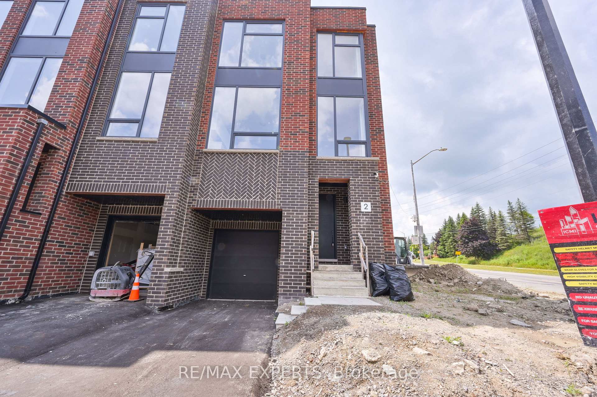 Photo 6 of 2 Wylie Street, Caledon, Bolton West — HOMEH