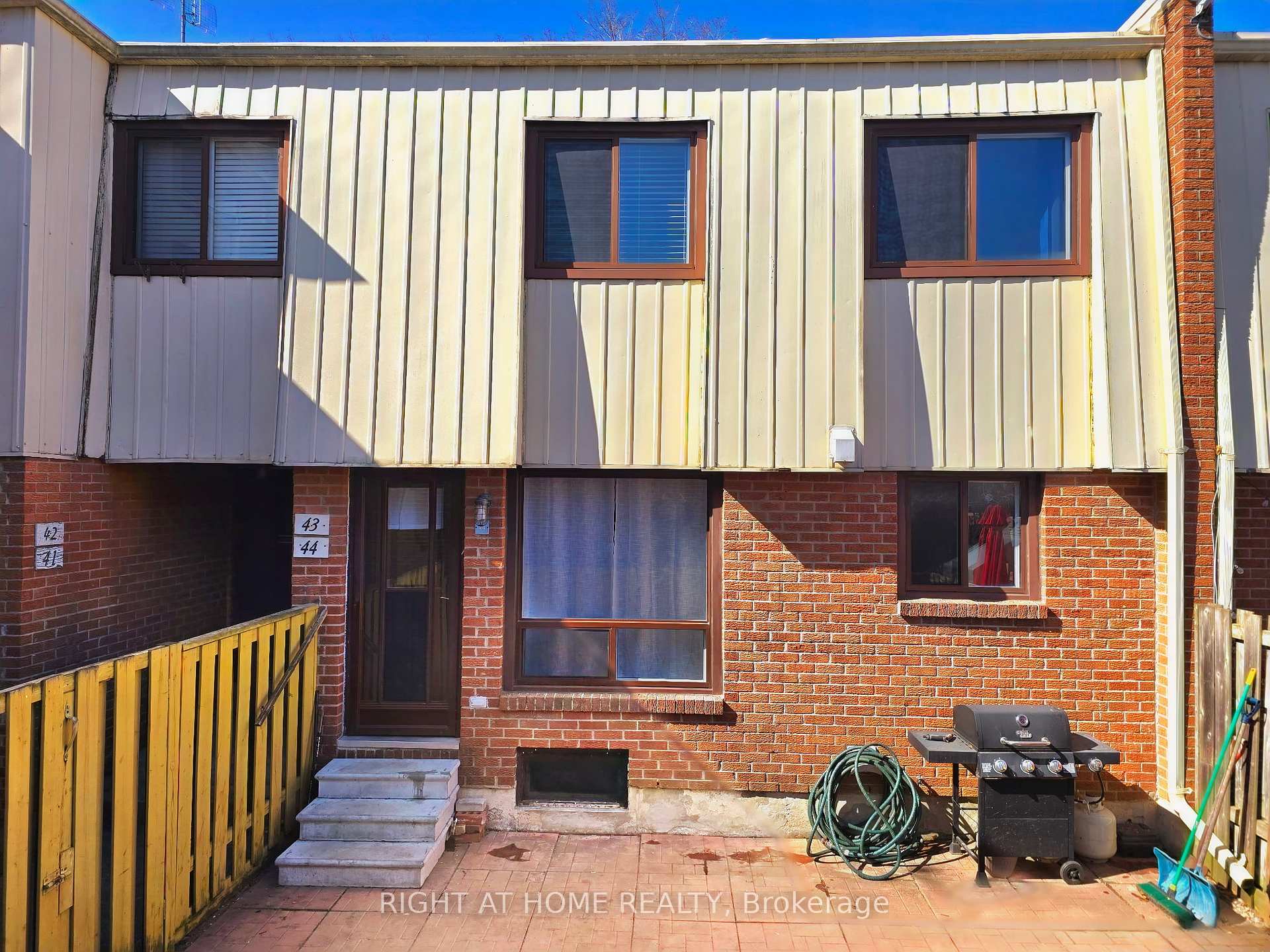 Front of Unit 44, 1100 Oxford Street
