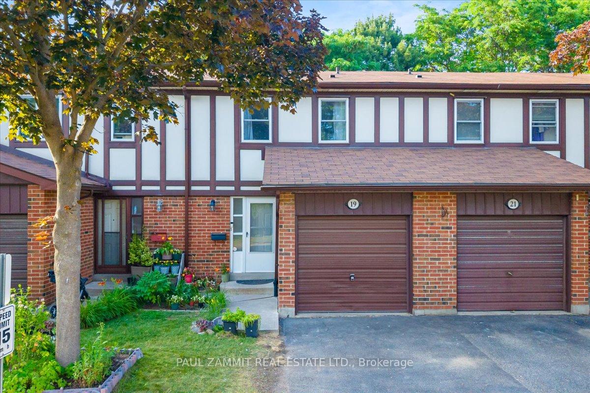 Photo 2 of 19 Harris Way, Markham, Aileen-Willowbrook — HOMEH
