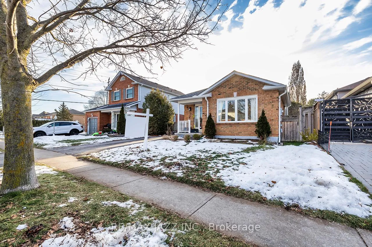 Photo 5 of 3 Devondale Street, Clarington, Courtice — HOMEH