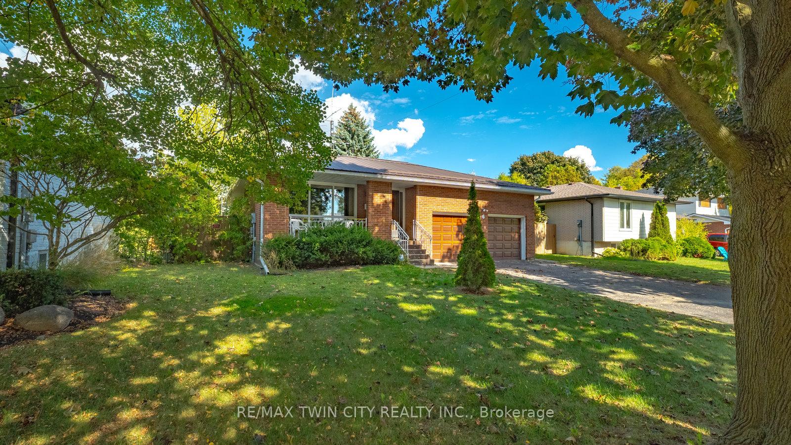 Photo 2 of 6 Ventnor Court, Brantford — HOMEH