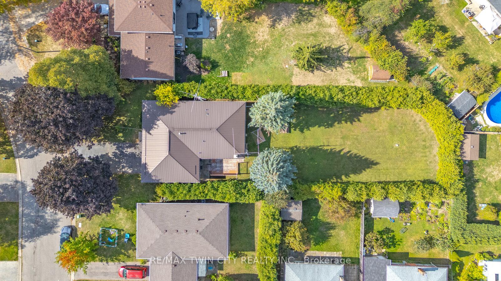 Photo 4 of 6 Ventnor Court, Brantford — HOMEH
