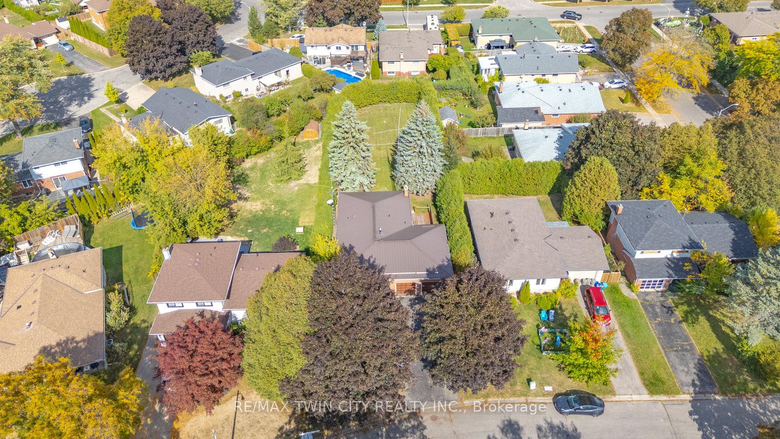 Photo 5 of 6 Ventnor Court, Brantford — HOMEH
