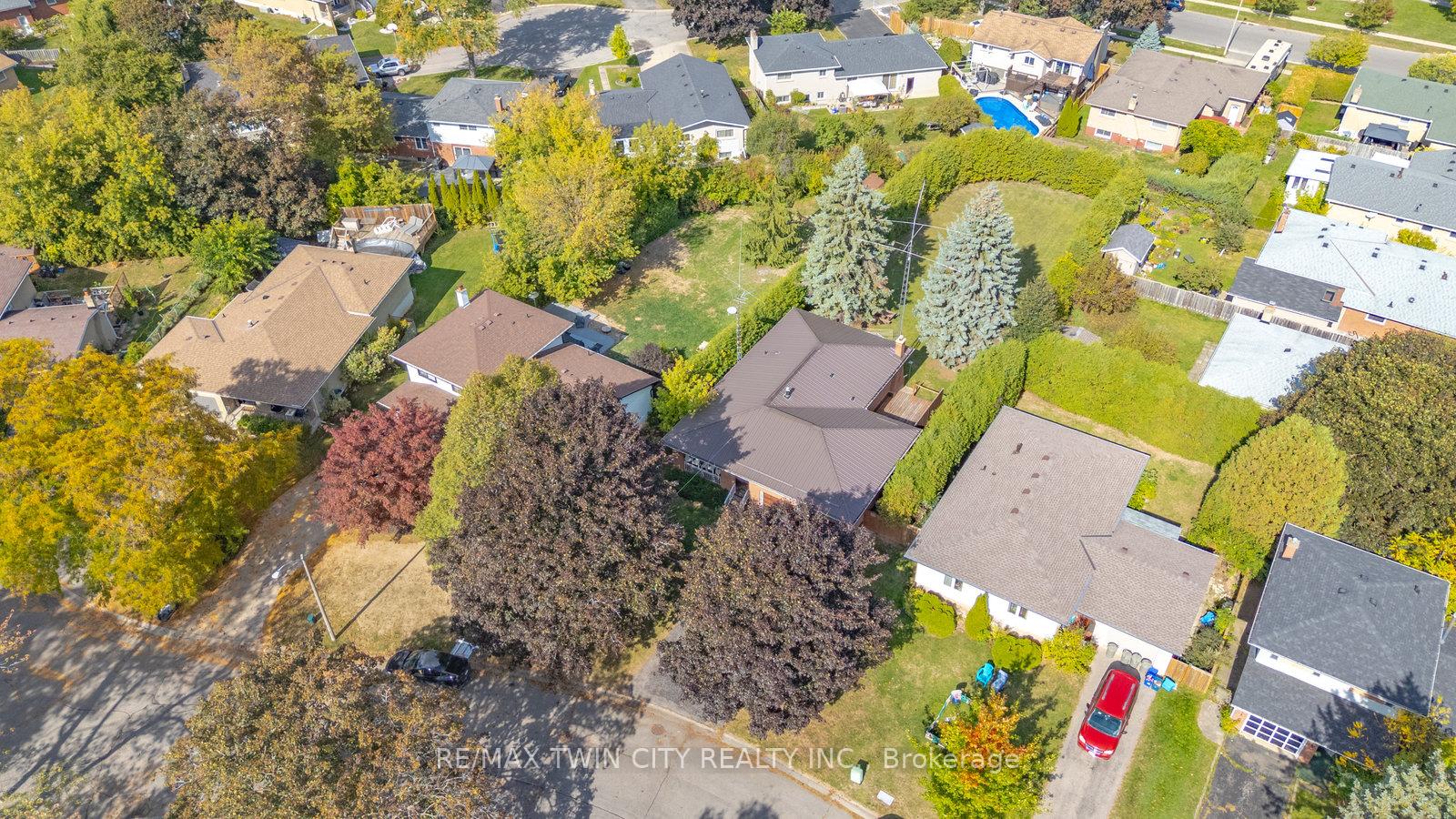 Photo 7 of 6 Ventnor Court, Brantford — HOMEH
