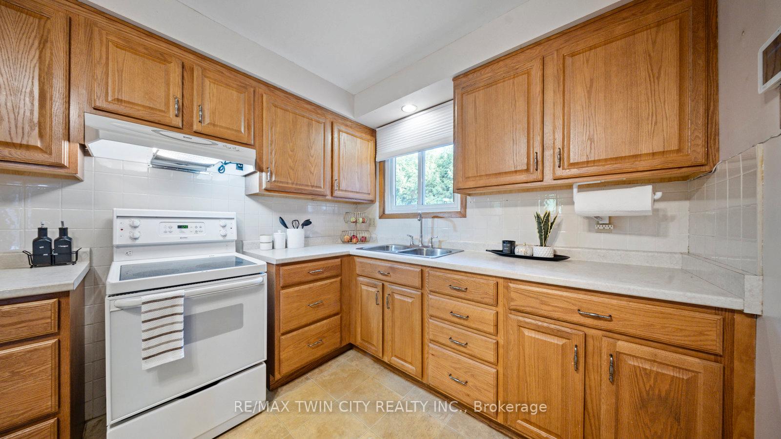 Photo 11 of 6 Ventnor Court, Brantford — HOMEH
