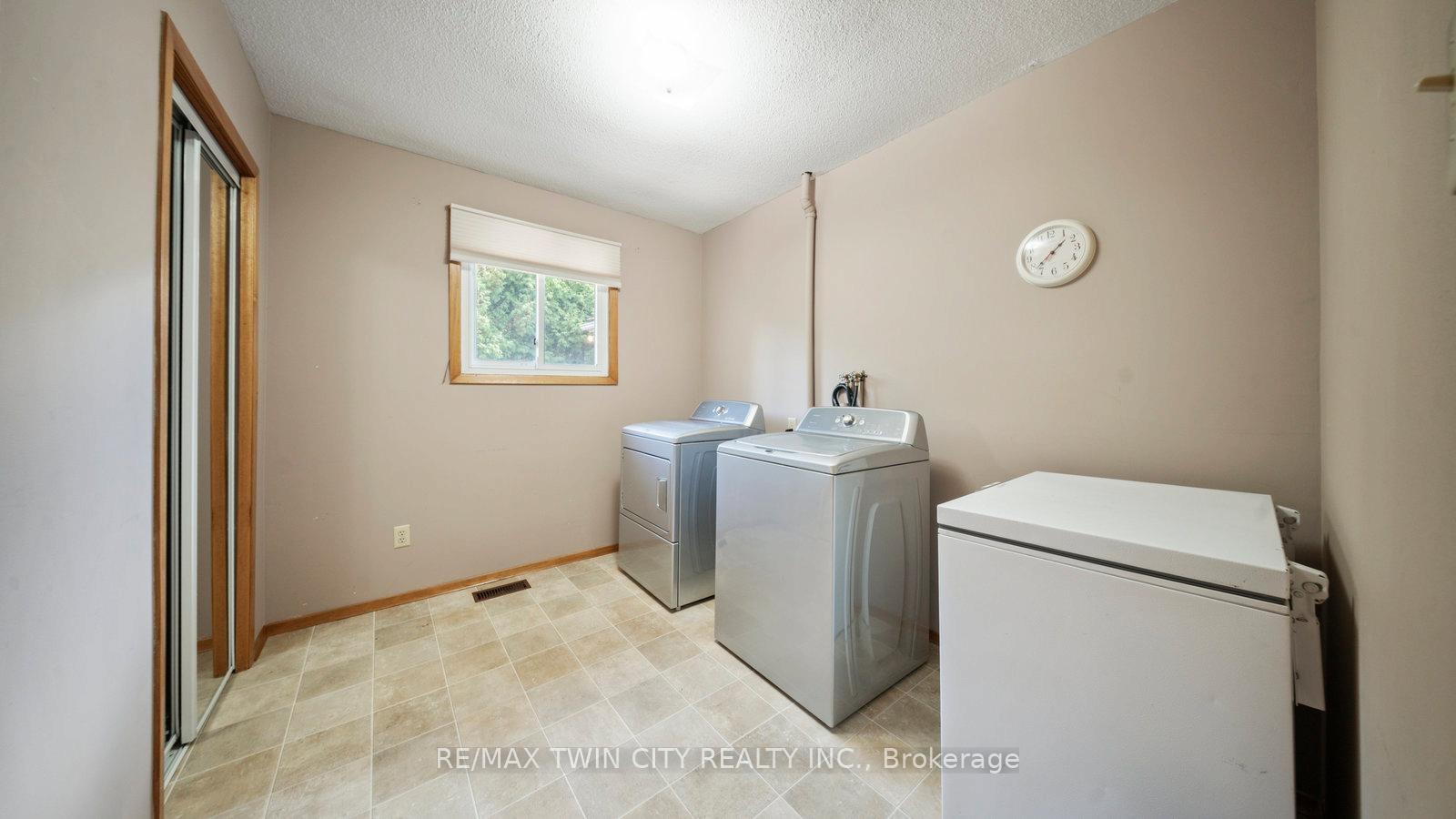 Photo 24 of 6 Ventnor Court, Brantford — HOMEH