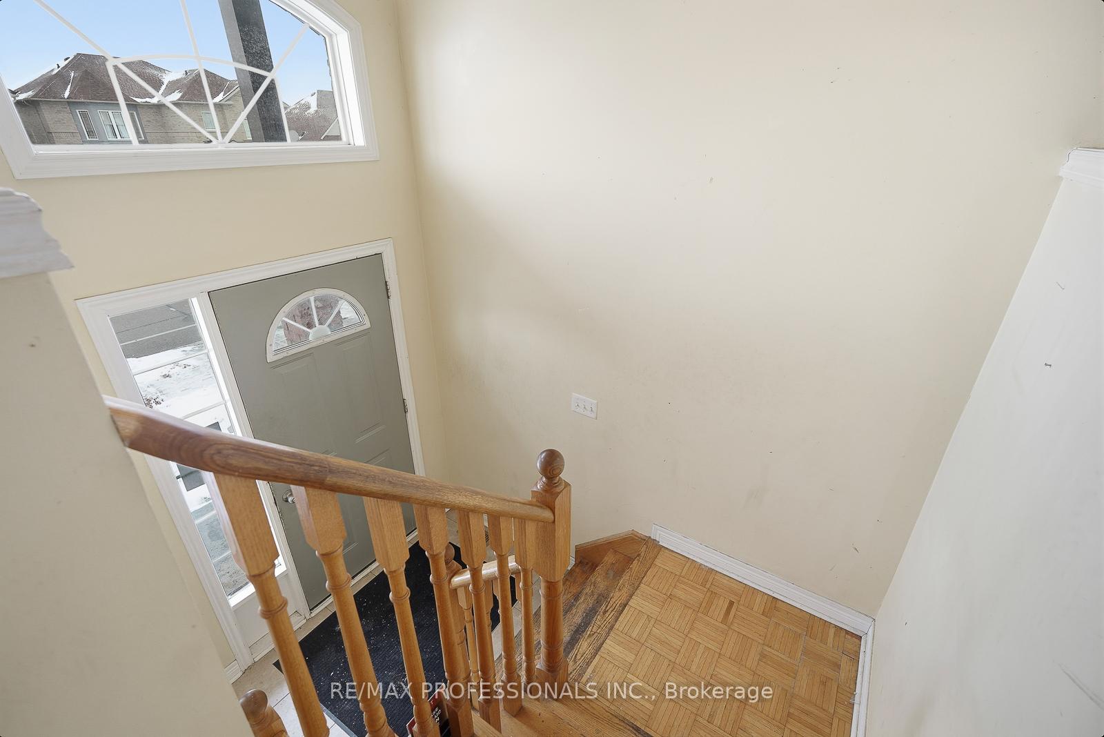 Photo 2 of 370 Queen Mary Drive, Brampton, Fletcher's Meadow — HOMEH