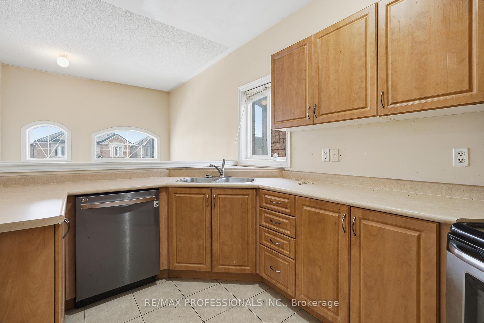 Photo 7 of 370 Queen Mary Drive, Brampton, Fletcher's Meadow — HOMEH