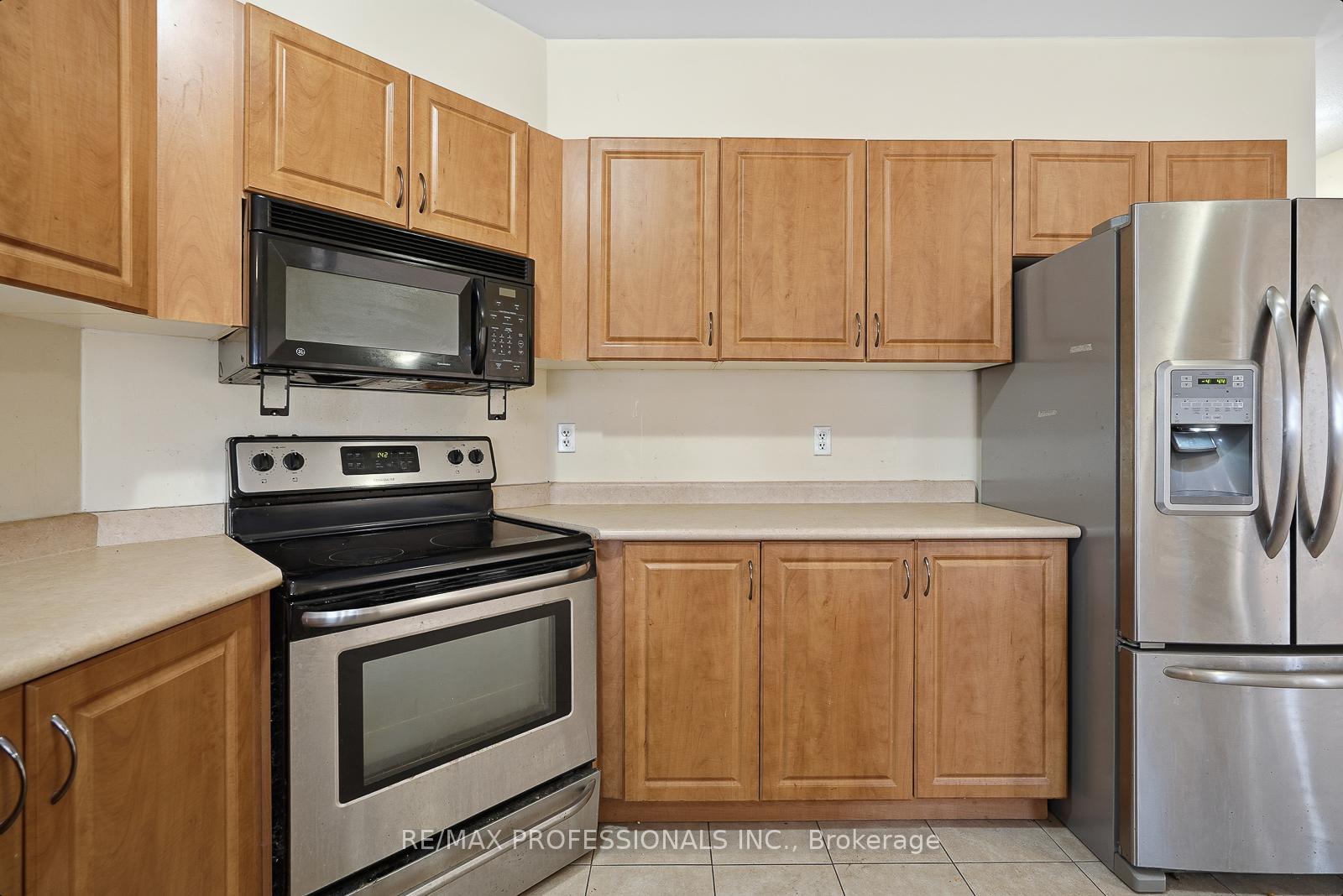Photo 4 of 370 Queen Mary Drive, Brampton, Fletcher's Meadow — HOMEH