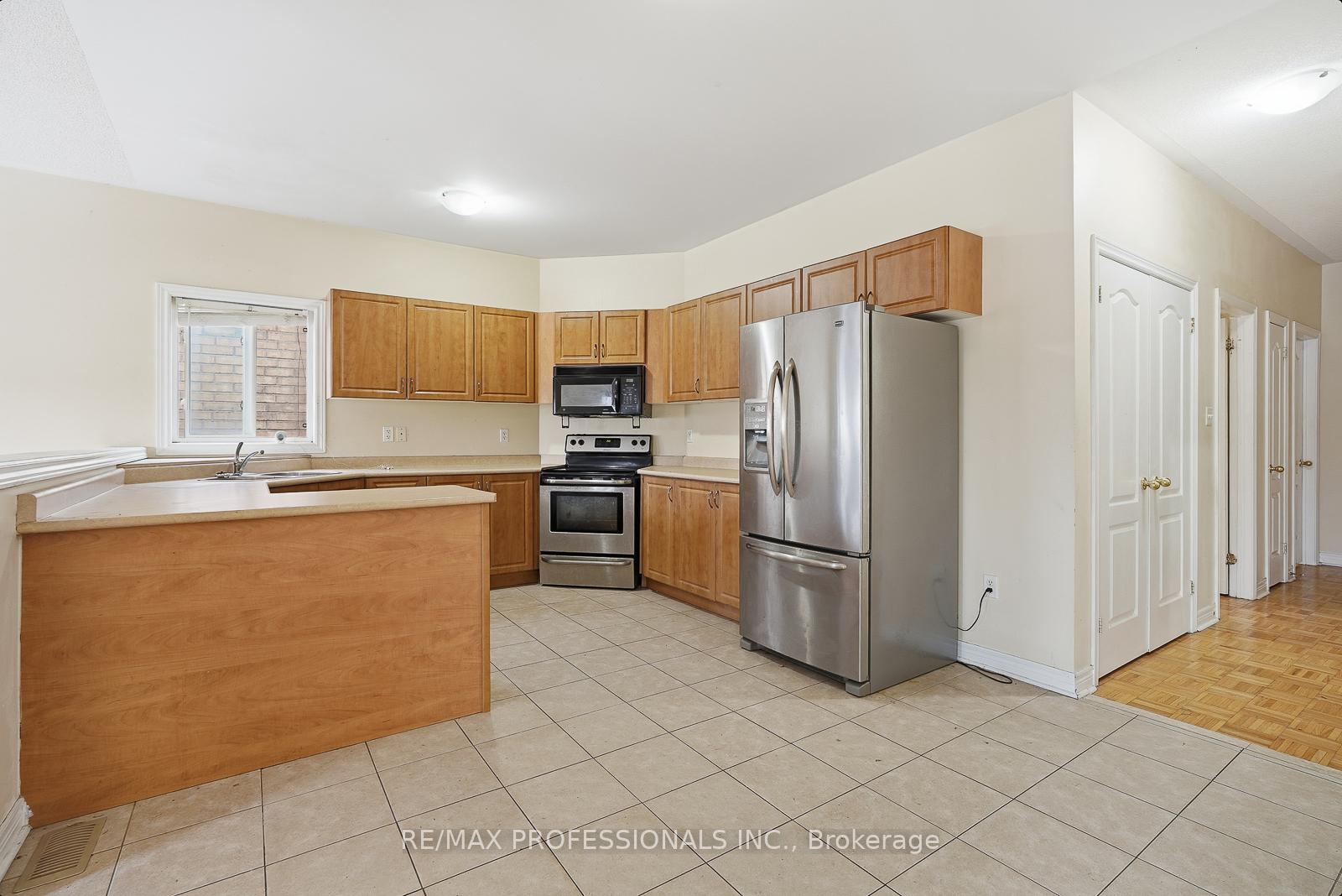 Photo 8 of 370 Queen Mary Drive, Brampton, Fletcher's Meadow — HOMEH