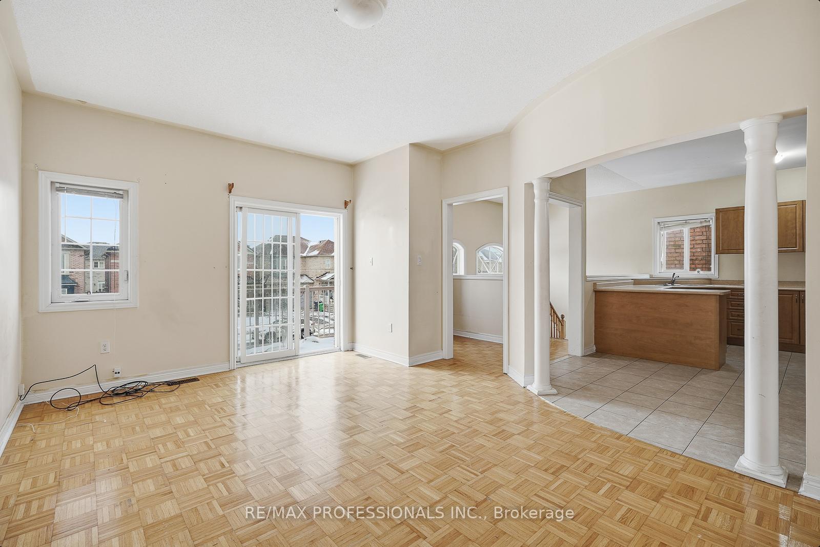 Photo 3 of 370 Queen Mary Drive, Brampton, Fletcher's Meadow — HOMEH