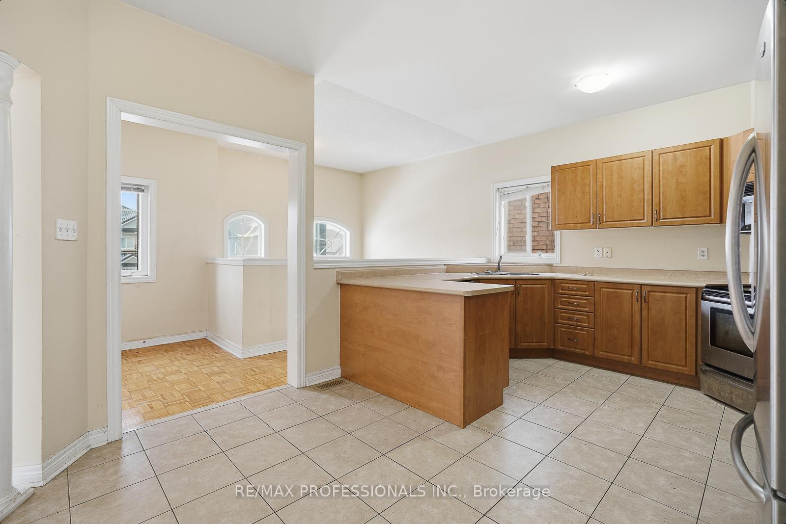 Photo 9 of 370 Queen Mary Drive, Brampton, Fletcher's Meadow — HOMEH
