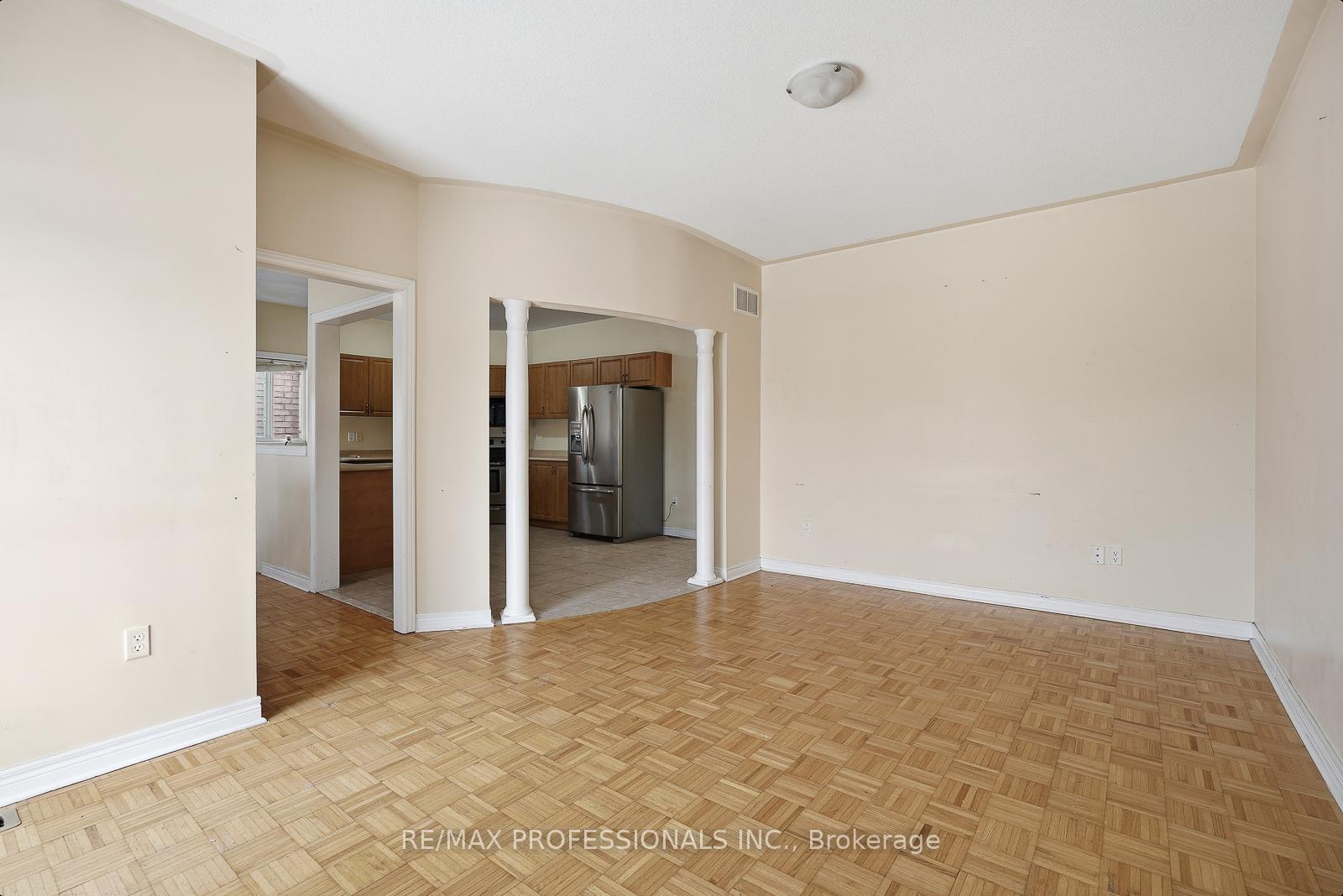 Photo 5 of 370 Queen Mary Drive, Brampton, Fletcher's Meadow — HOMEH