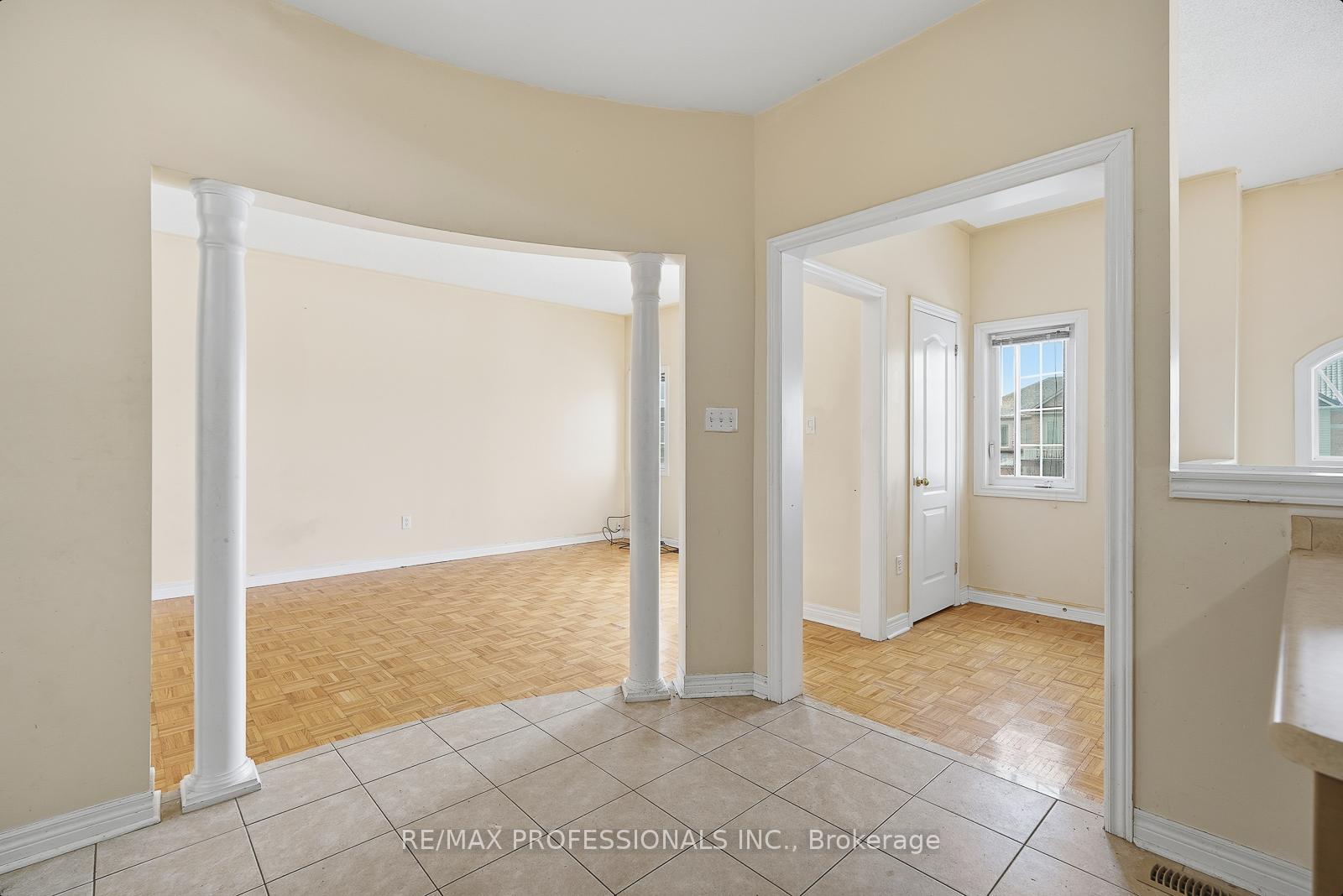 Photo 6 of 370 Queen Mary Drive, Brampton, Fletcher's Meadow — HOMEH