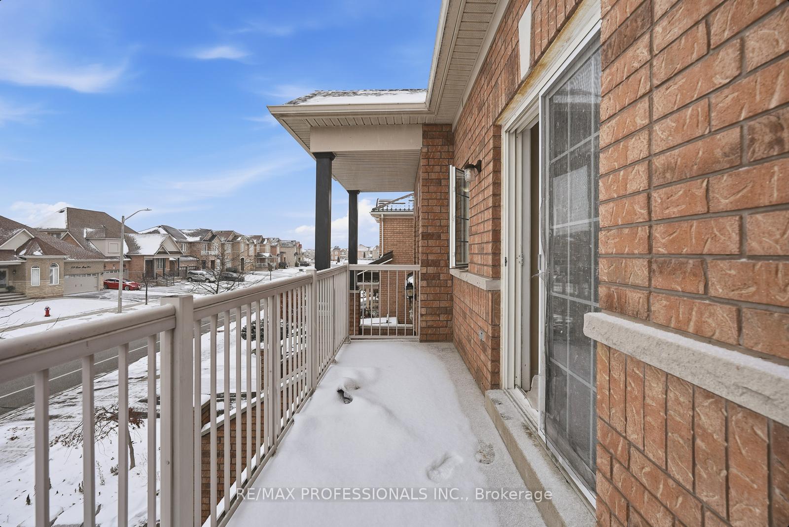Photo 12 of 370 Queen Mary Drive, Brampton, Fletcher's Meadow — HOMEH