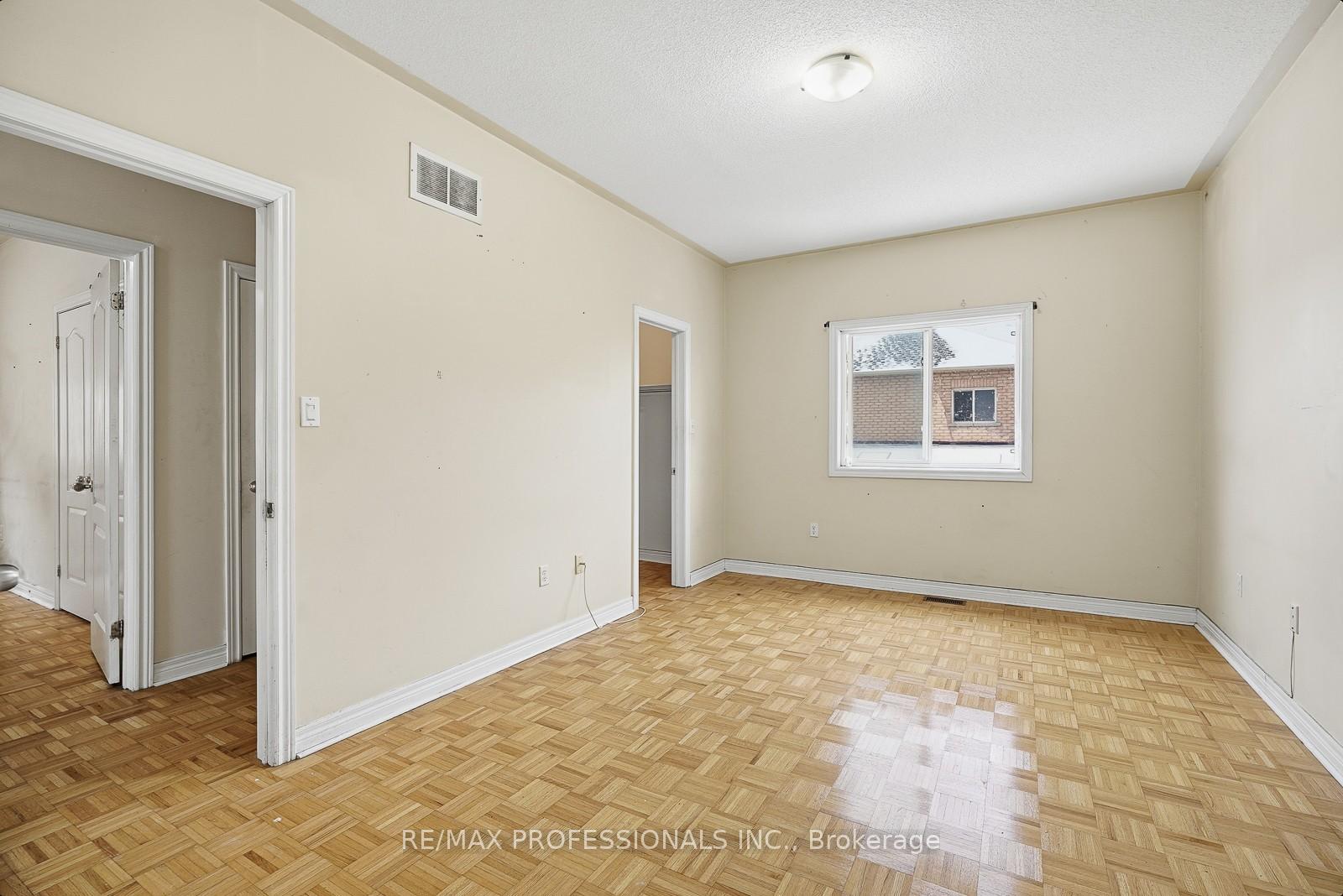 Photo 11 of 370 Queen Mary Drive, Brampton, Fletcher's Meadow — HOMEH