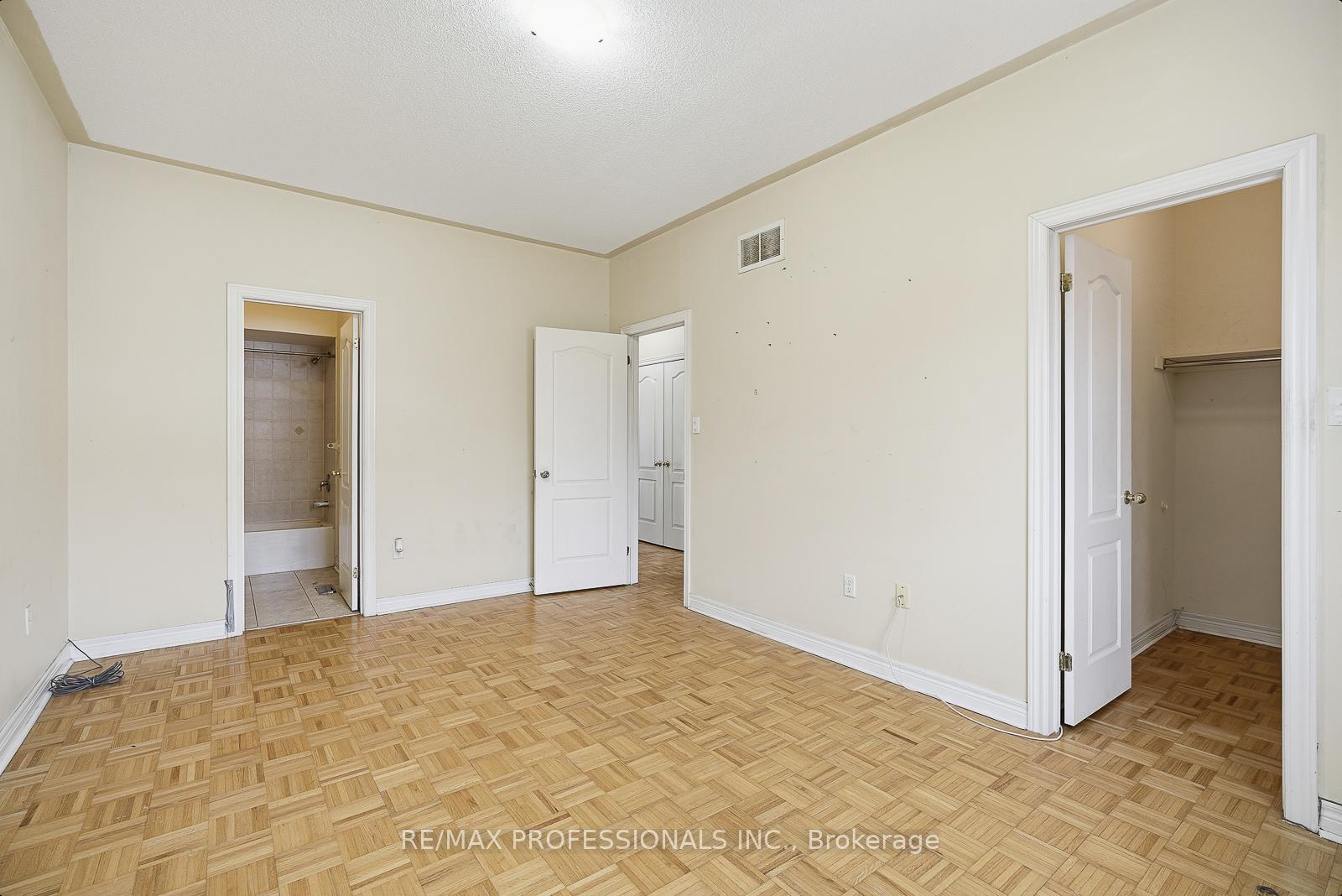 Photo 14 of 370 Queen Mary Drive, Brampton, Fletcher's Meadow — HOMEH