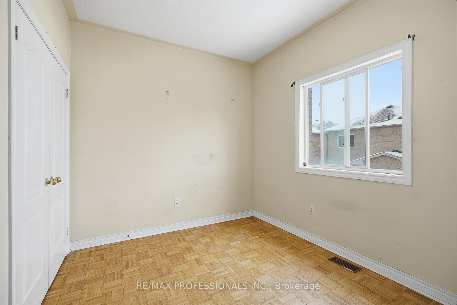 Photo 10 of 370 Queen Mary Drive, Brampton, Fletcher's Meadow — HOMEH