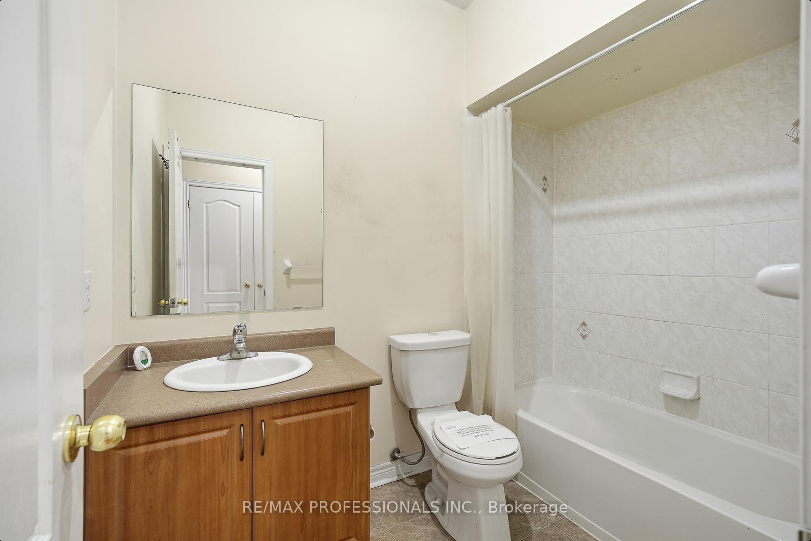 Photo 16 of 370 Queen Mary Drive, Brampton, Fletcher's Meadow — HOMEH