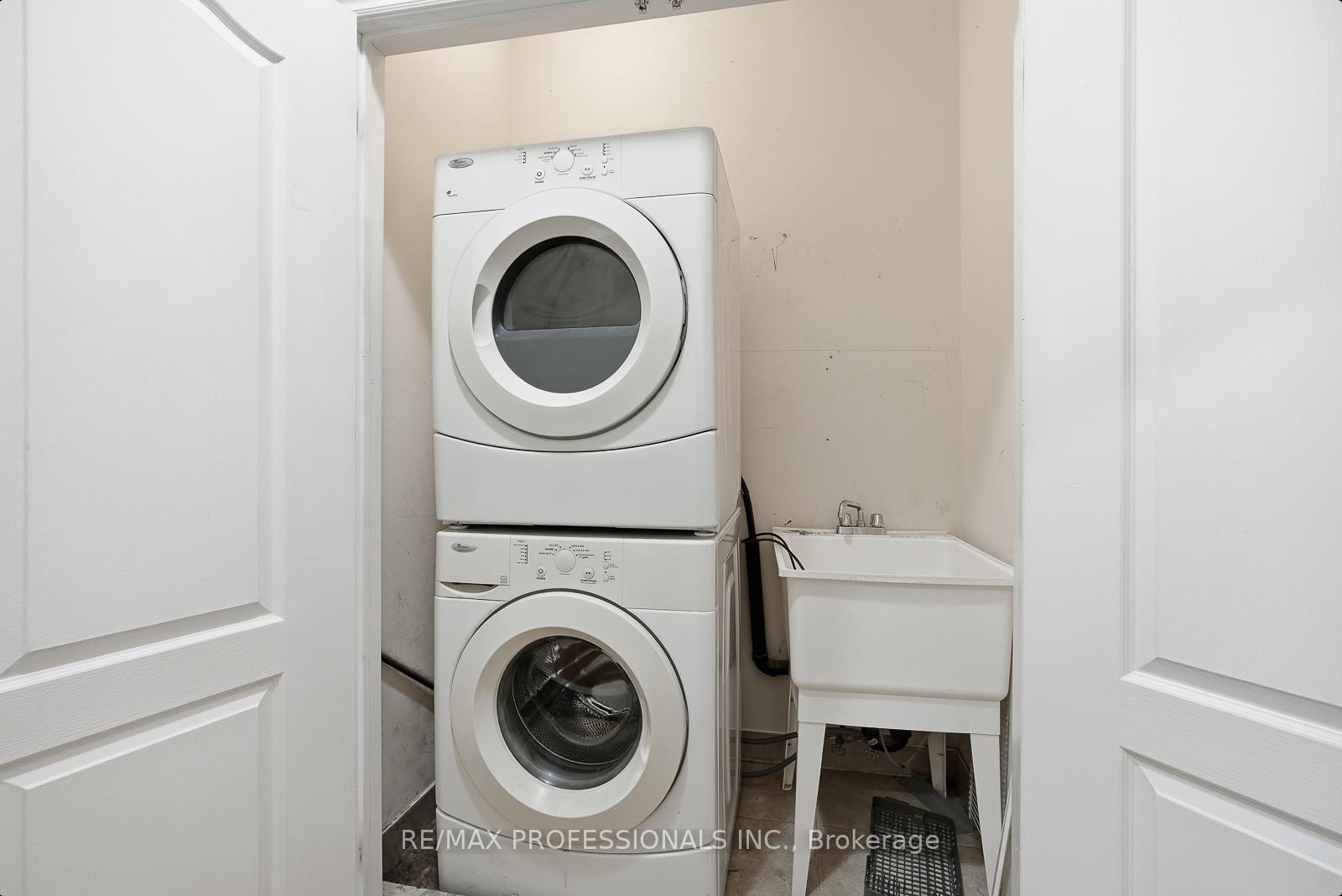 Photo 13 of 370 Queen Mary Drive, Brampton, Fletcher's Meadow — HOMEH
