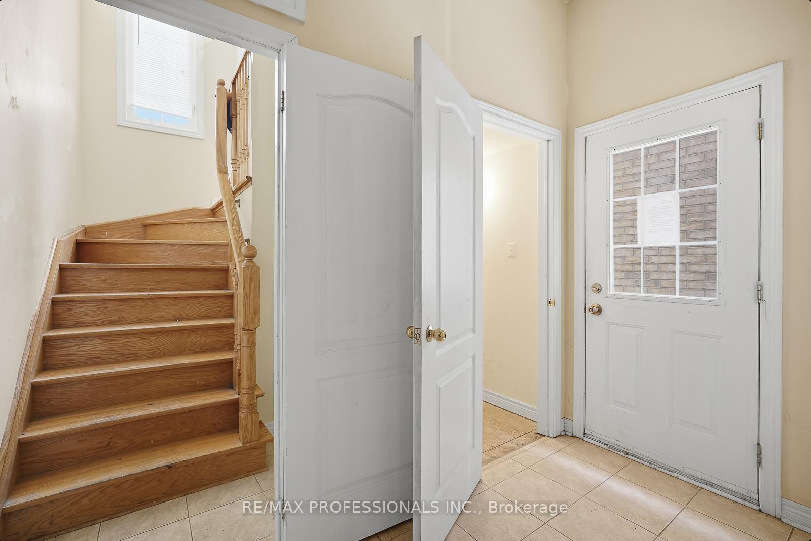 Photo 18 of 370 Queen Mary Drive, Brampton, Fletcher's Meadow — HOMEH