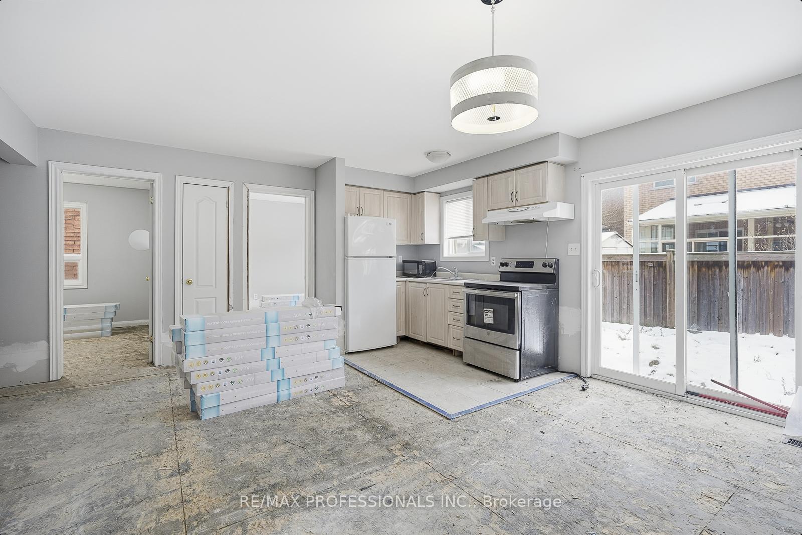Photo 15 of 370 Queen Mary Drive, Brampton, Fletcher's Meadow — HOMEH