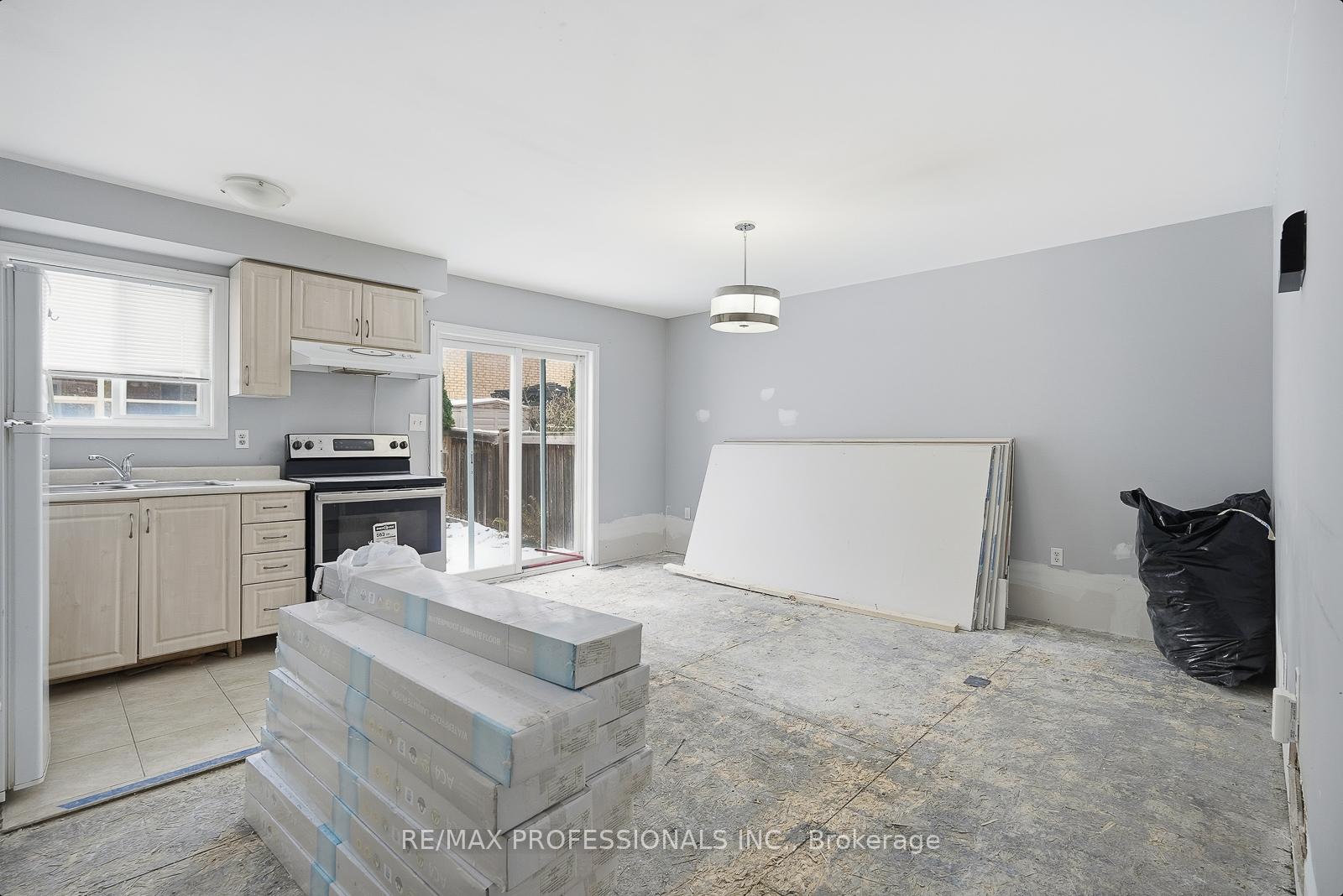 Photo 20 of 370 Queen Mary Drive, Brampton, Fletcher's Meadow — HOMEH
