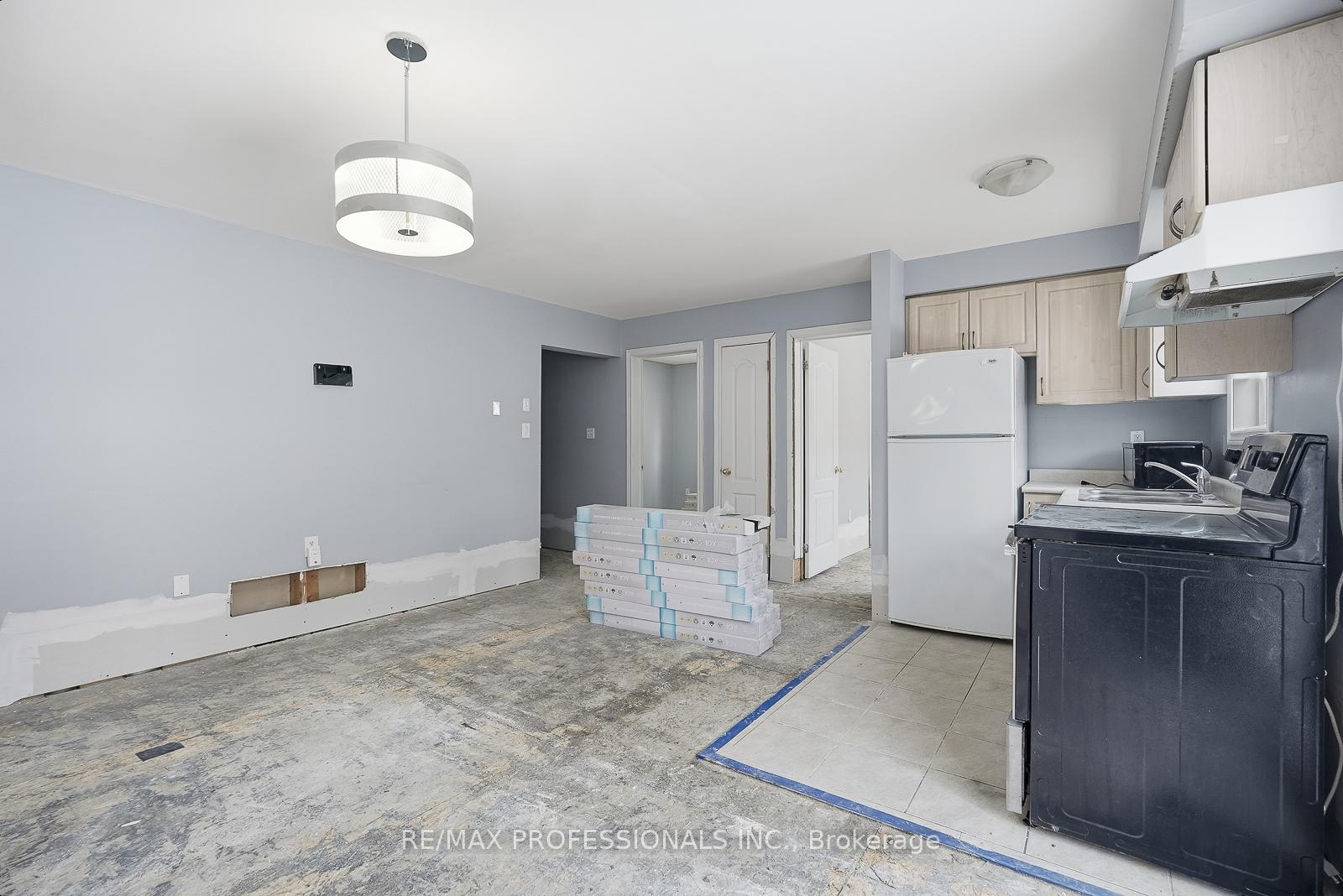 Photo 17 of 370 Queen Mary Drive, Brampton, Fletcher's Meadow — HOMEH