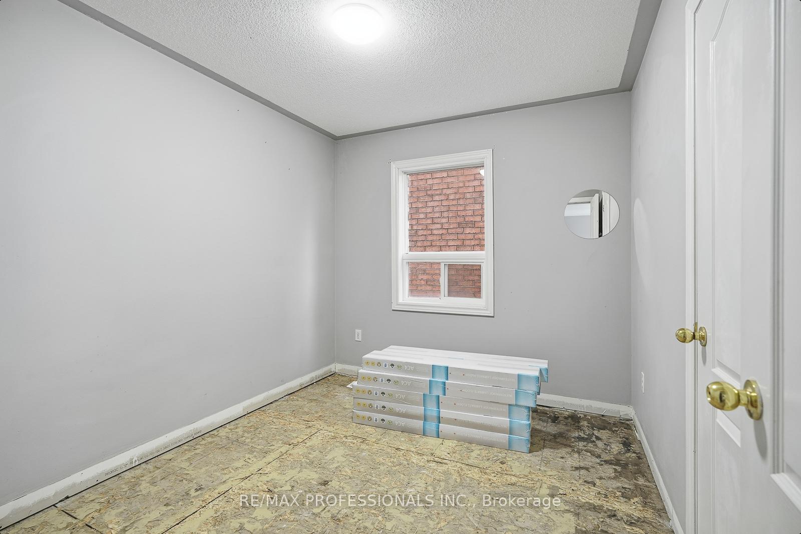 Photo 27 of 370 Queen Mary Drive, Brampton, Fletcher's Meadow — HOMEH