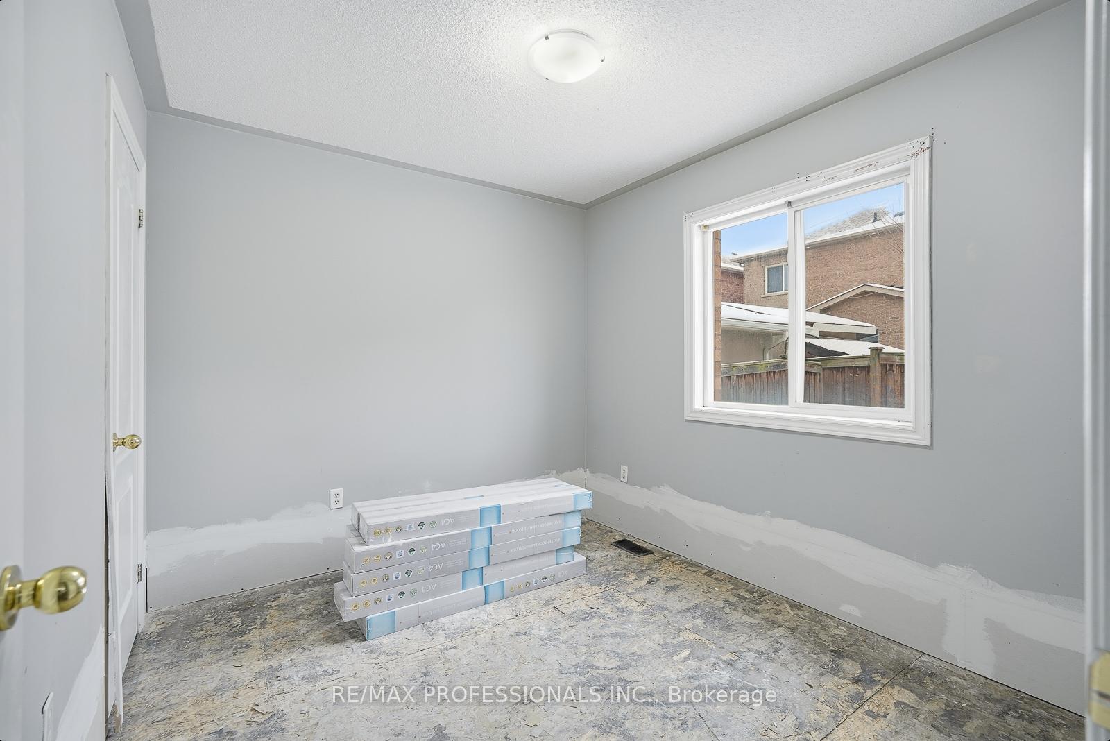 Photo 24 of 370 Queen Mary Drive, Brampton, Fletcher's Meadow — HOMEH