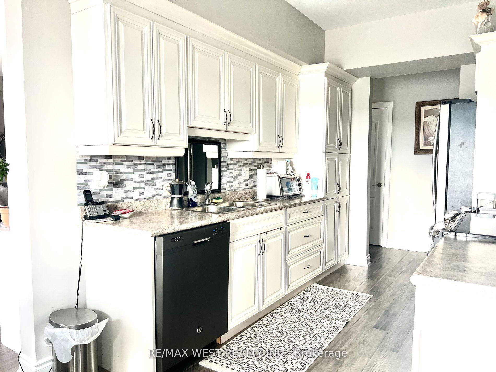 Photo 5 of Unit 402, 720 Yonge Street, Barrie, Painswick South — HOMEH