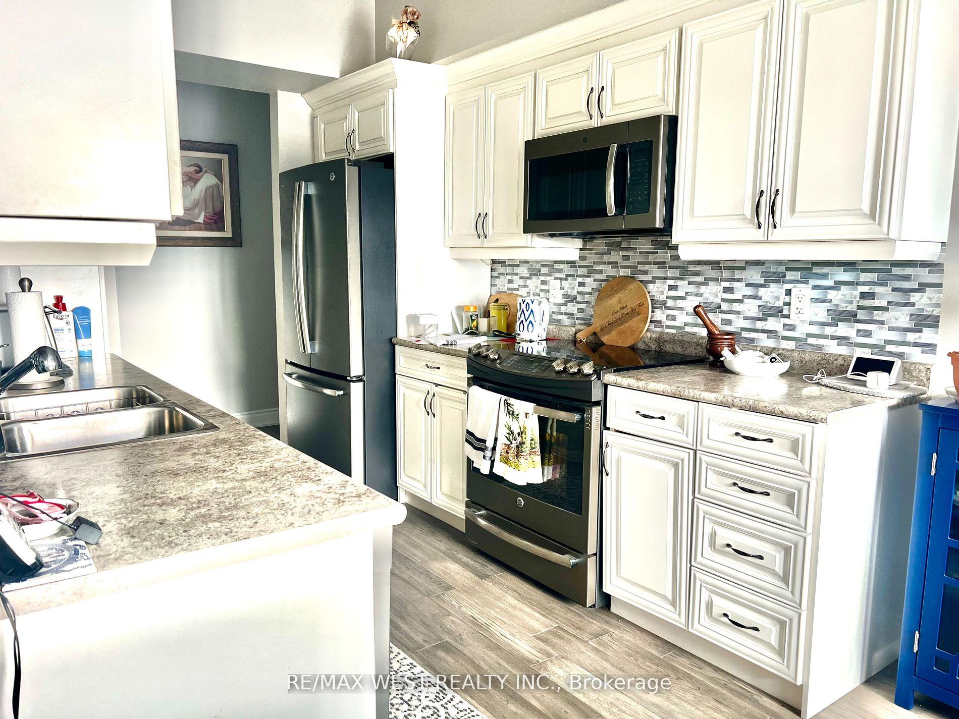 Photo 6 of Unit 402, 720 Yonge Street, Barrie, Painswick South — HOMEH