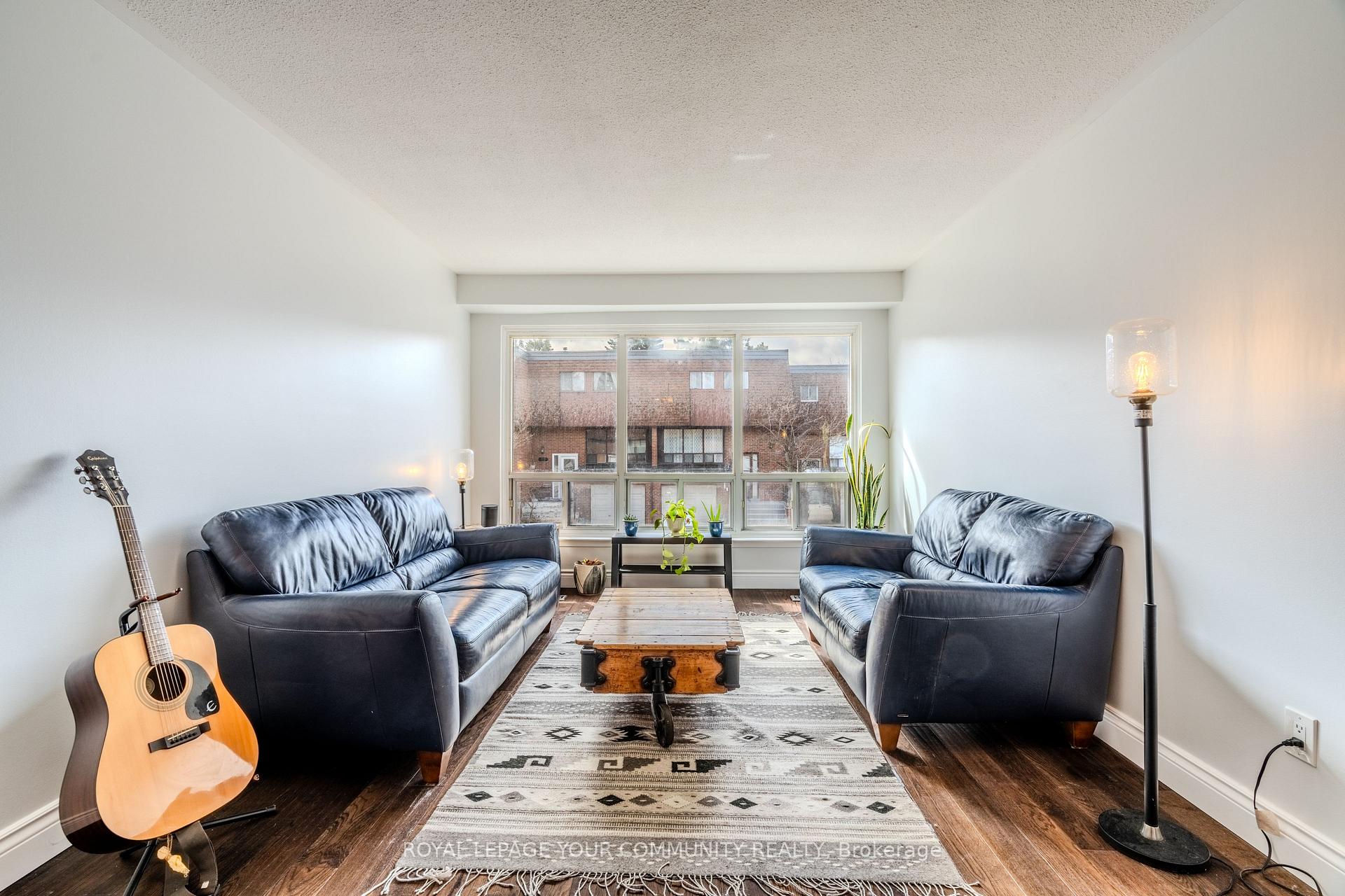 Photo 4 of 70 Stately Way, Markham, Royal Orchard — HOMEH