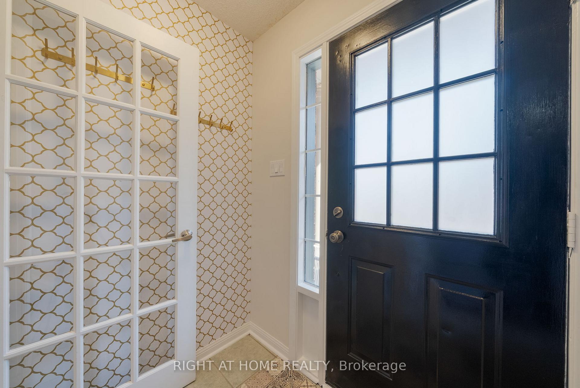 Photo 4 of Unit 18, 27 Aspen Park Way, Whitby, Downtown Whitby — HOMEH