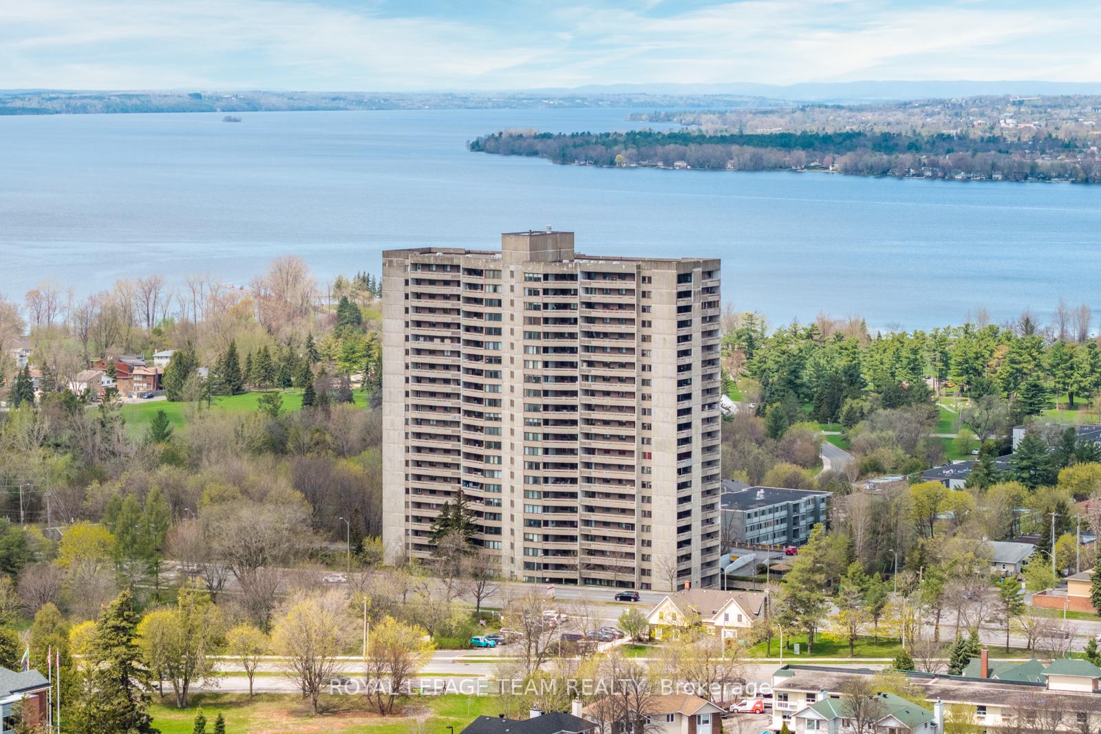 Front of Unit 2004, 415 Greenview Avenue