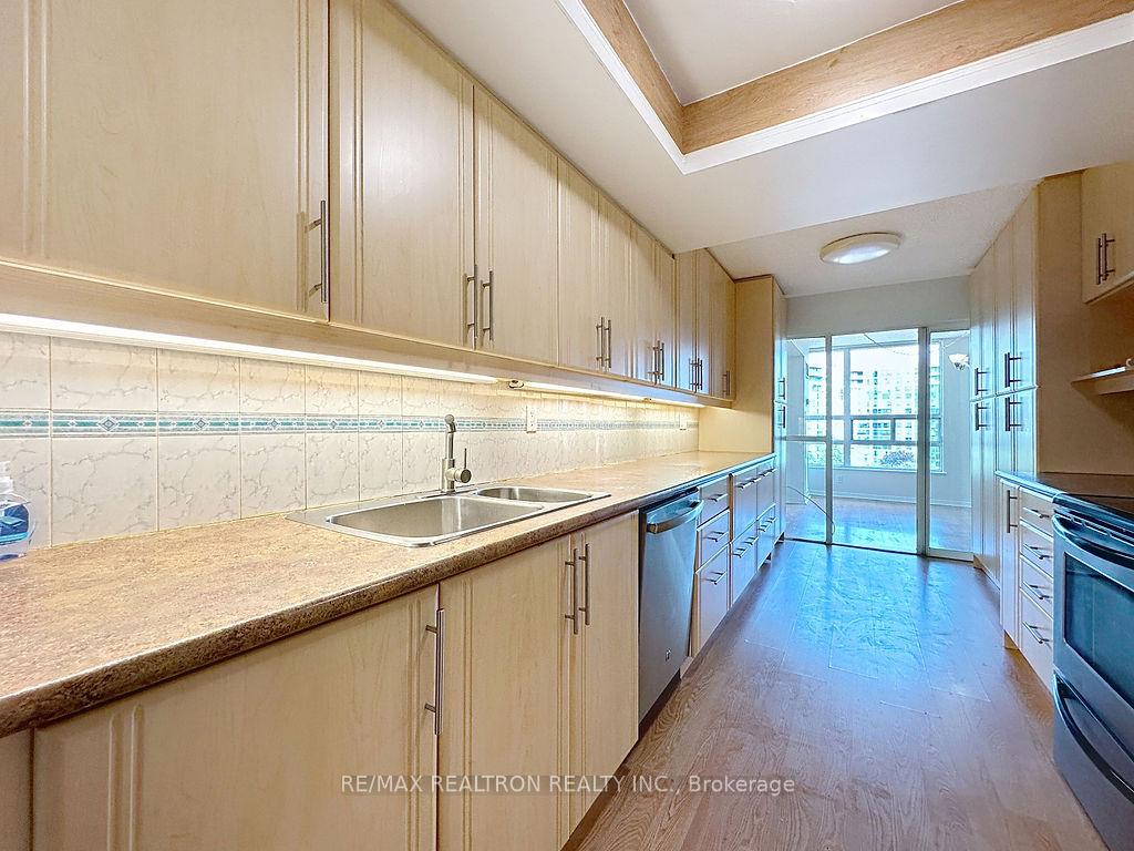 Photo 3 of Unit 810, 7905 Bayview Avenue, Markham, Aileen-Willowbrook — HOMEH