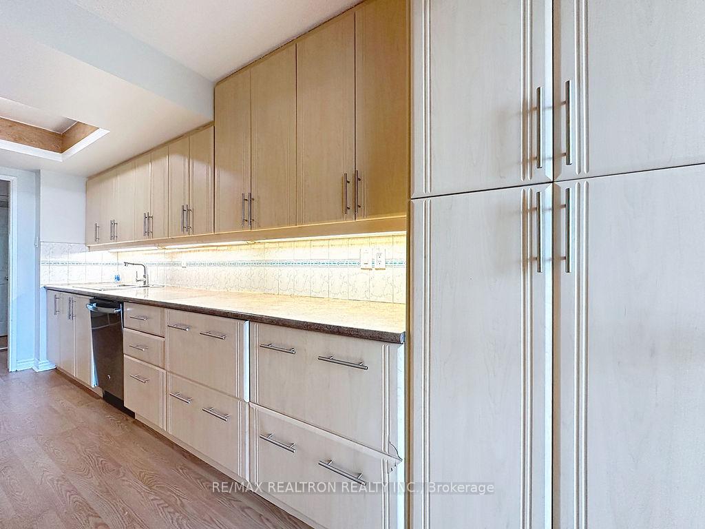 Photo 4 of Unit 810, 7905 Bayview Avenue, Markham, Aileen-Willowbrook — HOMEH