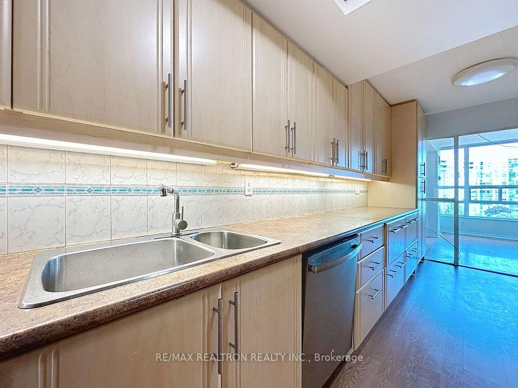 Photo 5 of Unit 810, 7905 Bayview Avenue, Markham, Aileen-Willowbrook — HOMEH