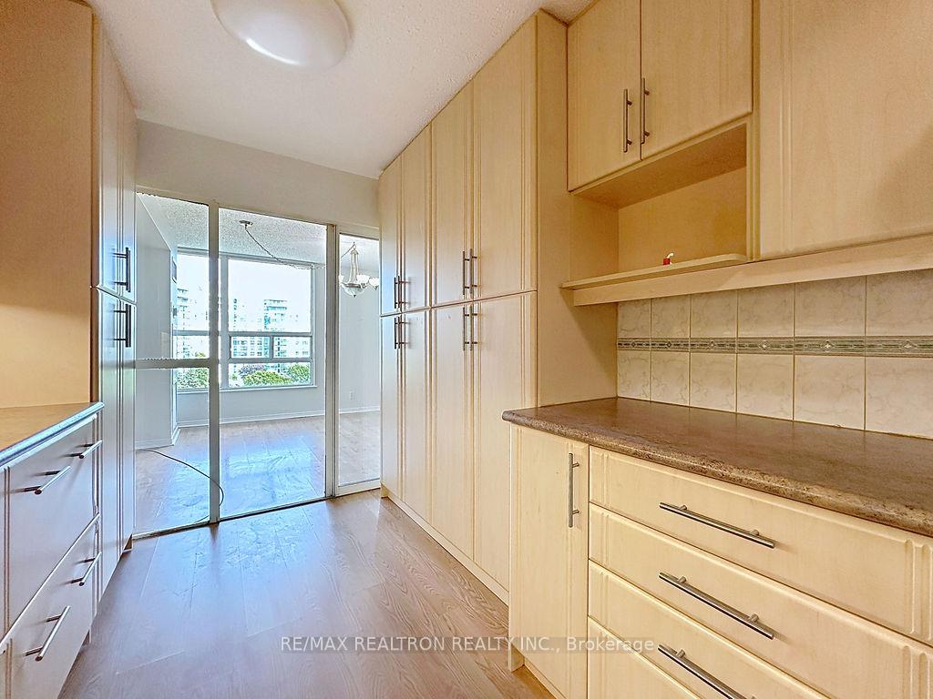 Photo 6 of Unit 810, 7905 Bayview Avenue, Markham, Aileen-Willowbrook — HOMEH