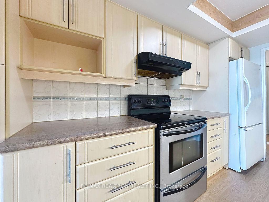 Photo 8 of Unit 810, 7905 Bayview Avenue, Markham, Aileen-Willowbrook — HOMEH