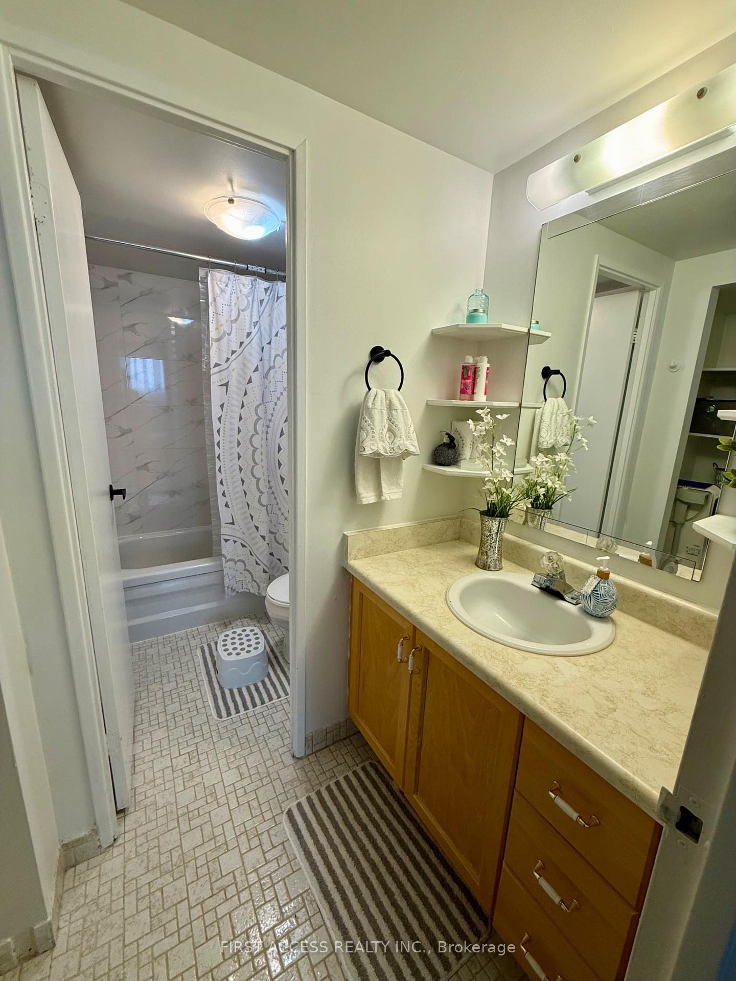Photo 7 of Unit 1407, 375 King Street N, Waterloo, Lakeshore Village — HOMEH