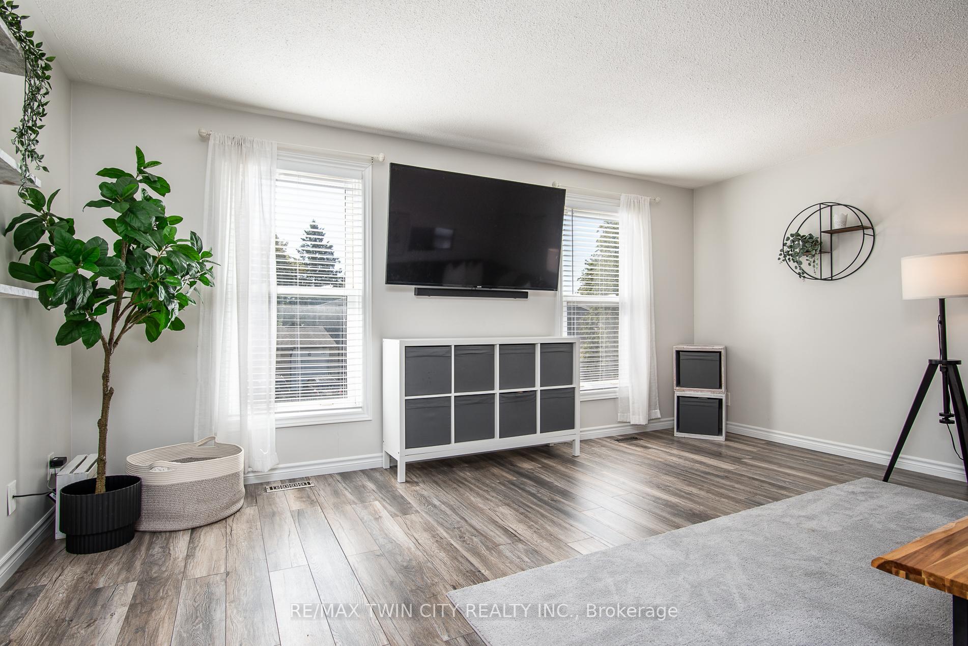 Photo 5 of 197 Silver Aspen Crescent, Kitchener — HOMEH