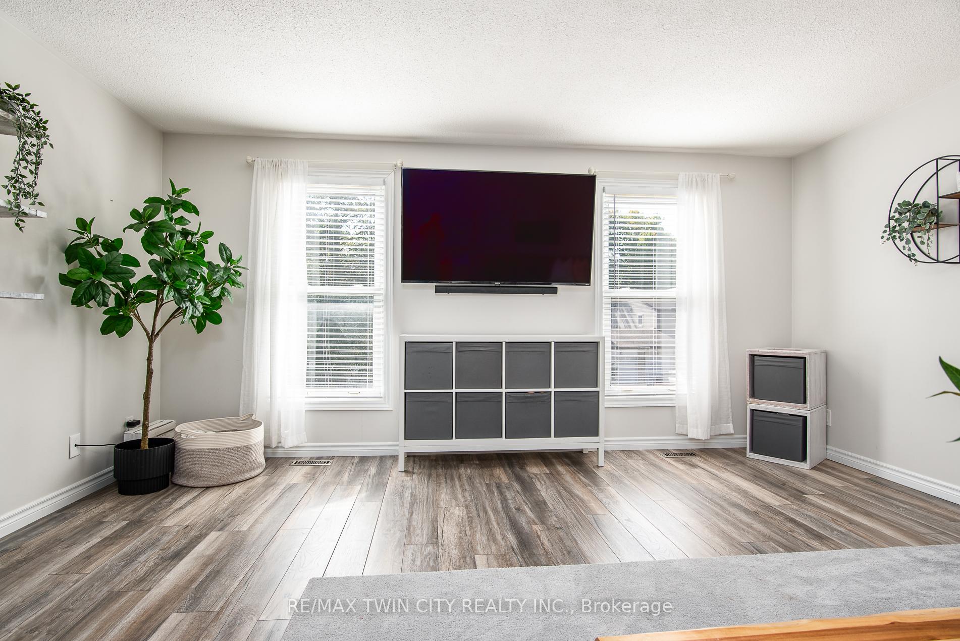Photo 7 of 197 Silver Aspen Crescent, Kitchener — HOMEH