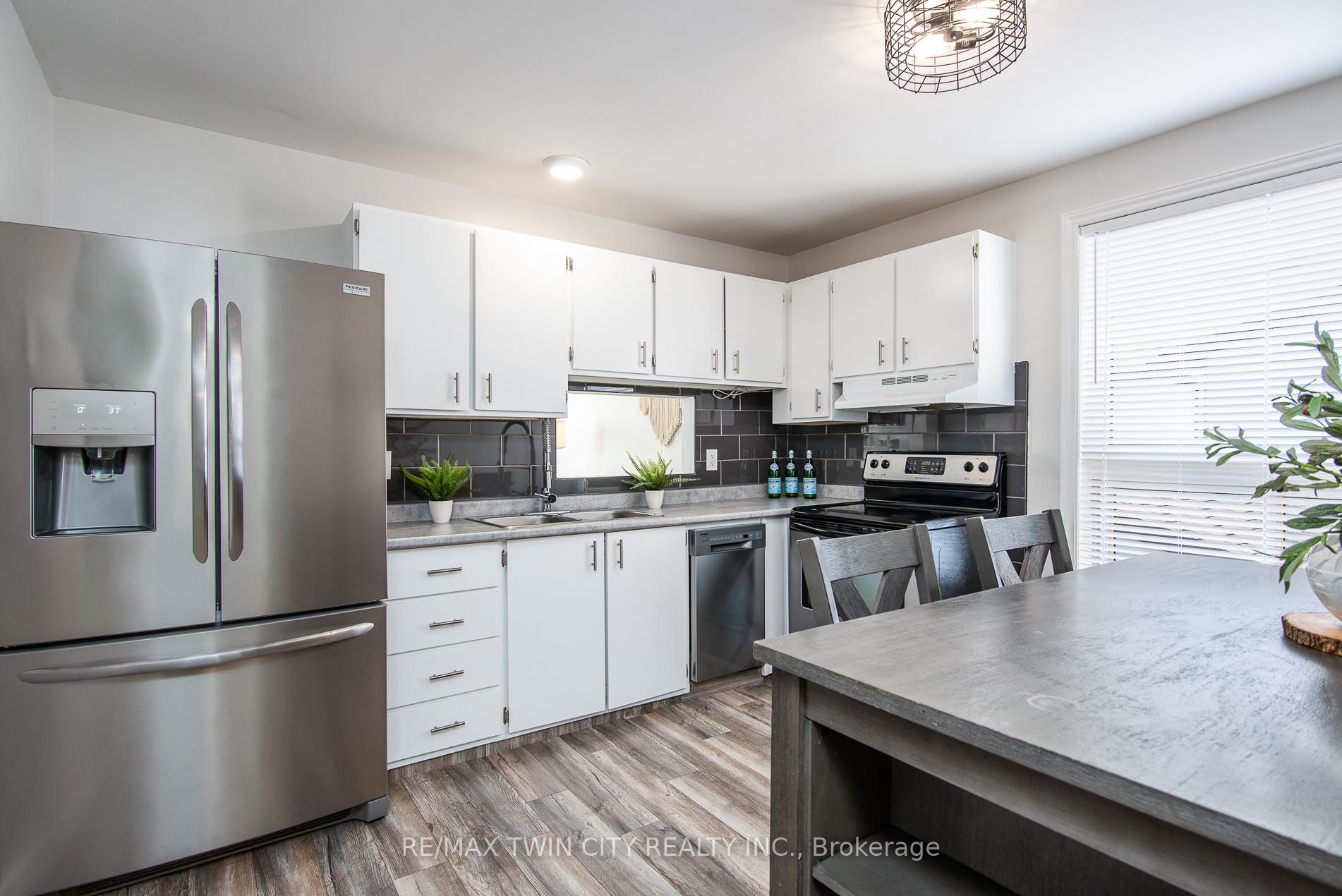 Photo 12 of 197 Silver Aspen Crescent, Kitchener — HOMEH