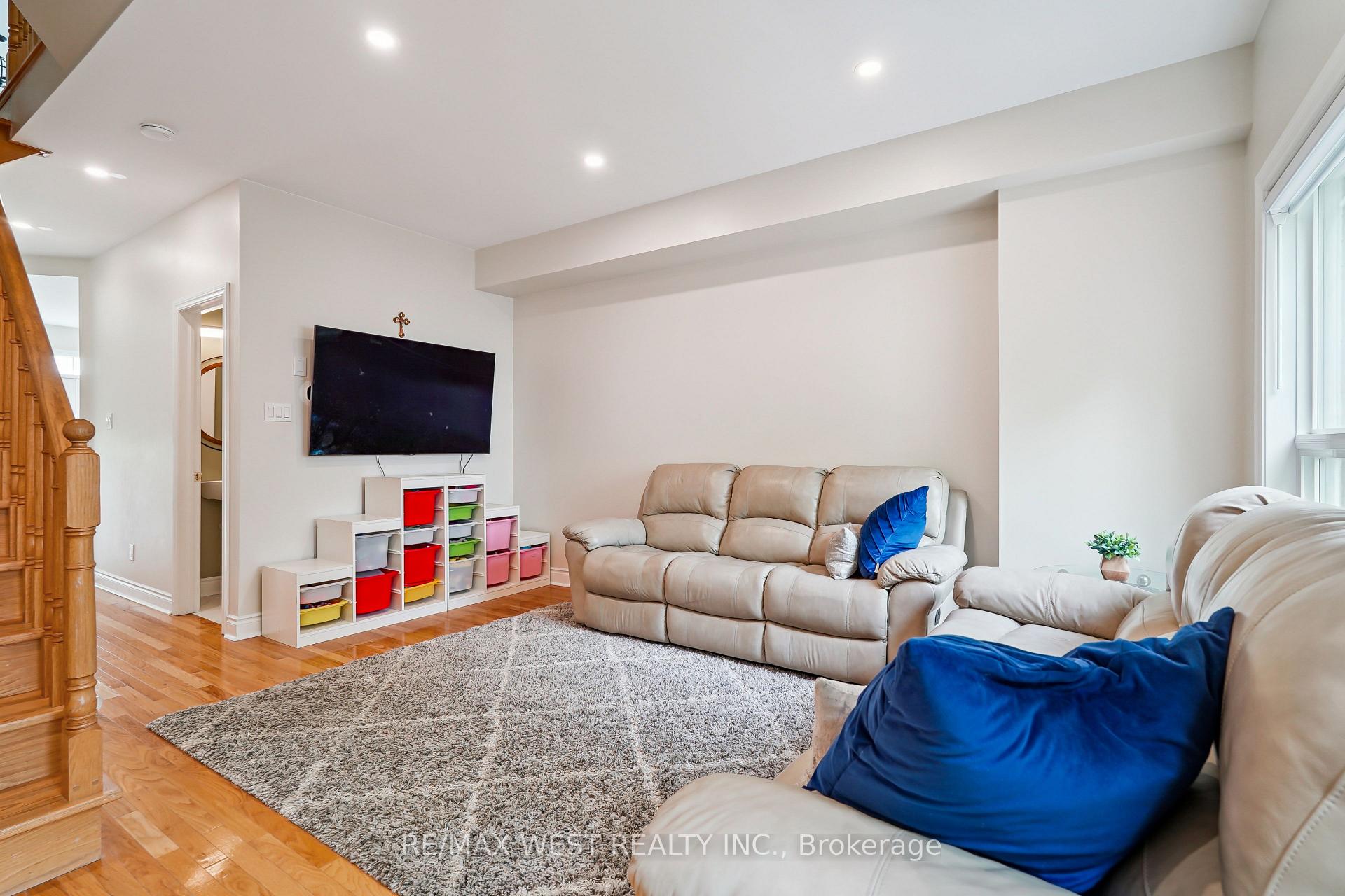 Photo 2 of Unit 10, 10 Loring Doolittle Court, Aurora, Aurora Village — HOMEH