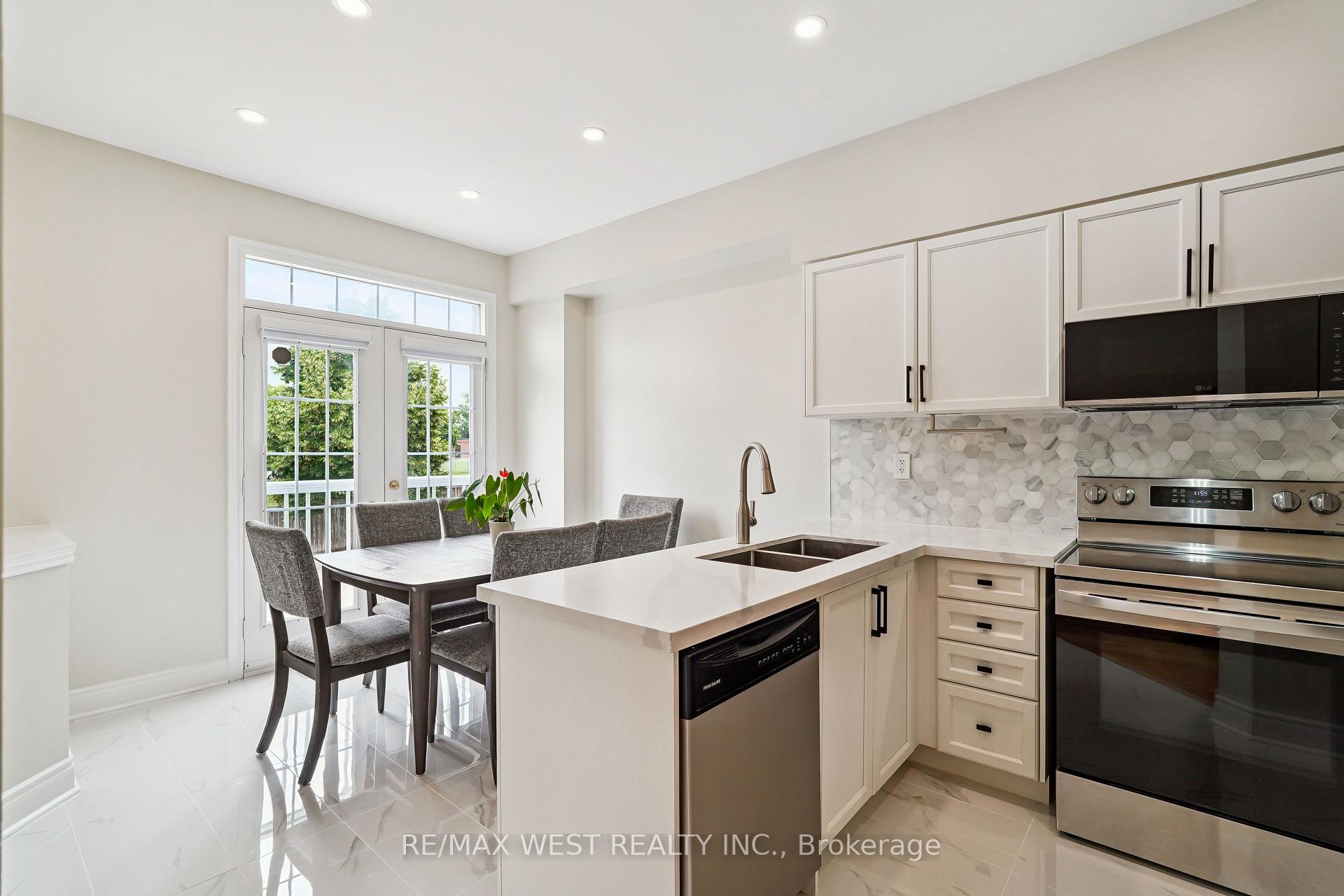 Photo 3 of Unit 10, 10 Loring Doolittle Court, Aurora, Aurora Village — HOMEH