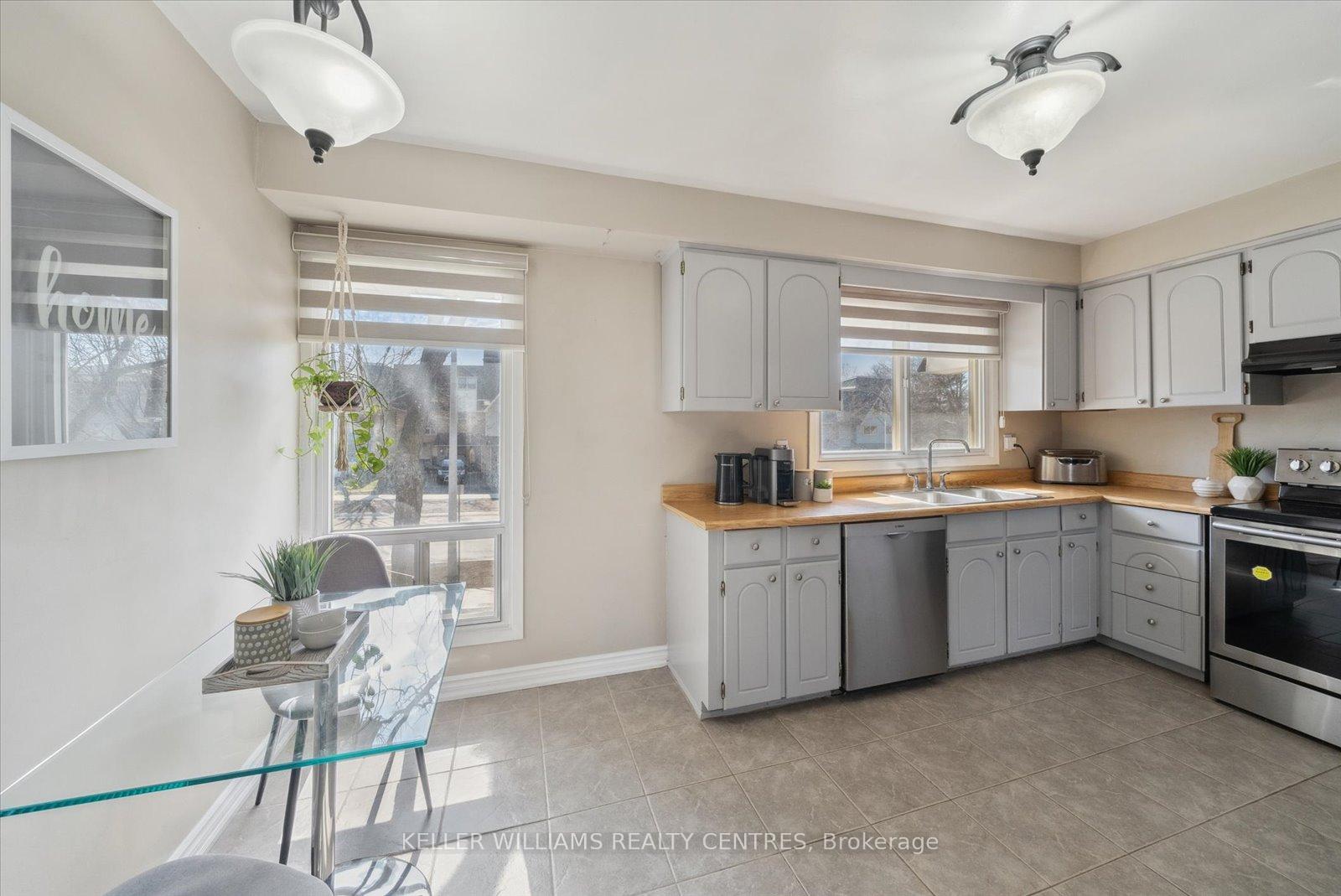 Photo 10 of 73 Poplar Crescent, Aurora, Aurora Highlands — HOMEH